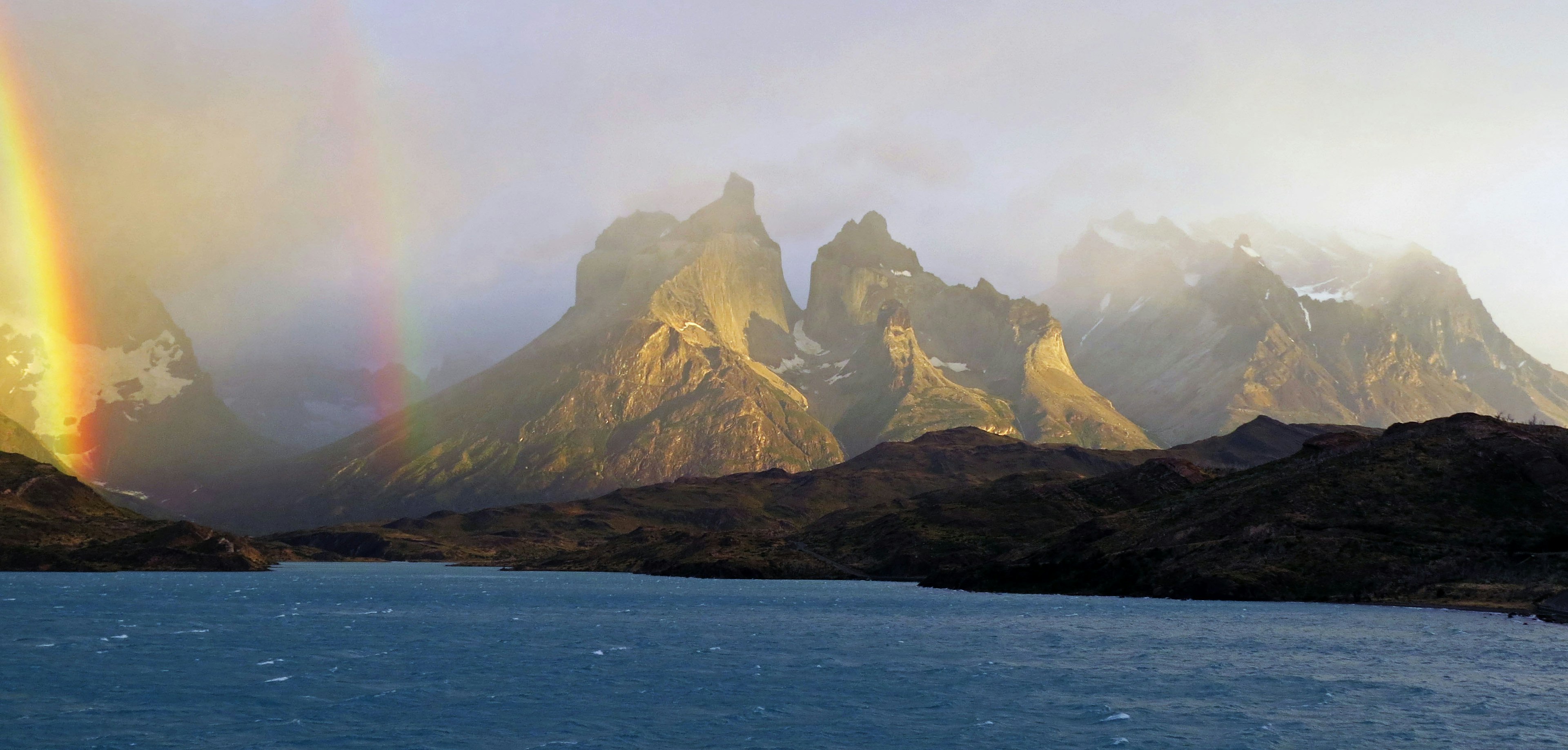 ทิวทัศน์ที่น่าทึ่งของอุทยานแห่งชาติ Torres del Paine พร้อมภูเขาและรุ้ง