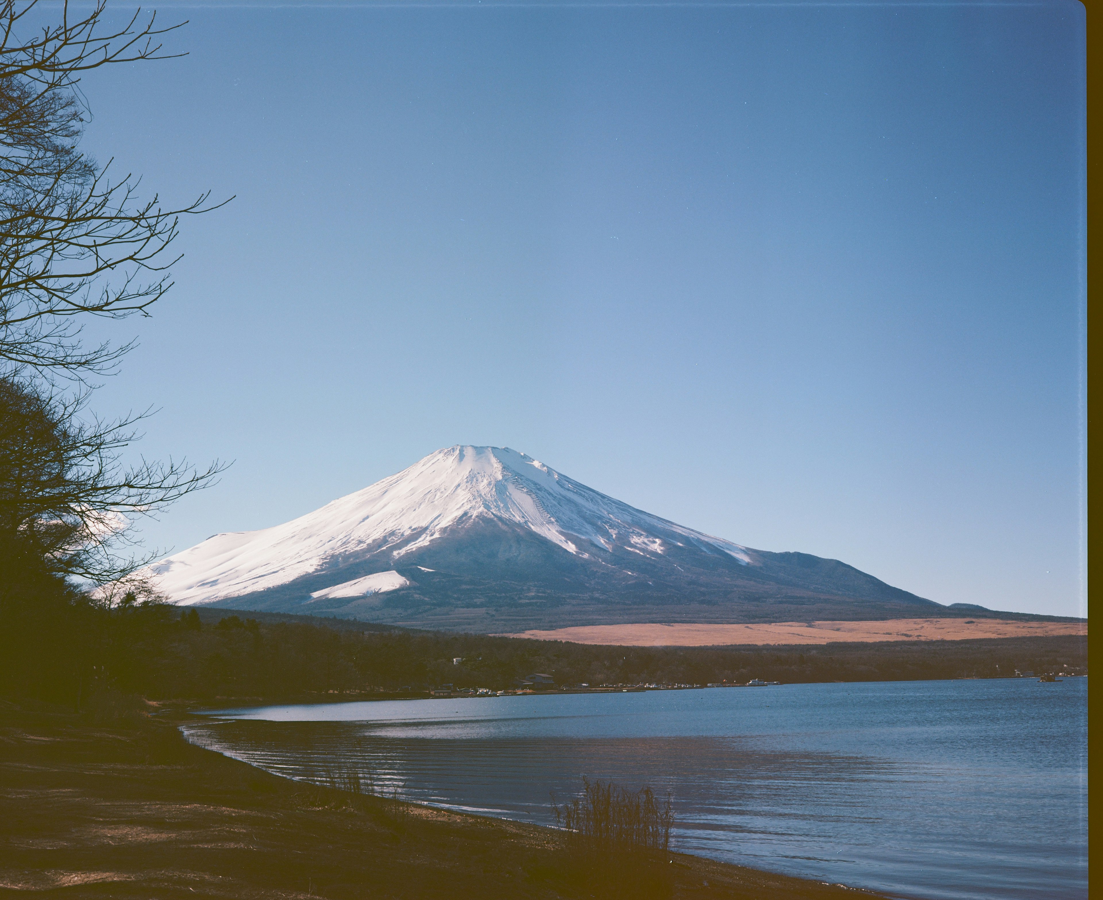 雪覆蓋的富士山與晴朗的藍天和寧靜的湖泊