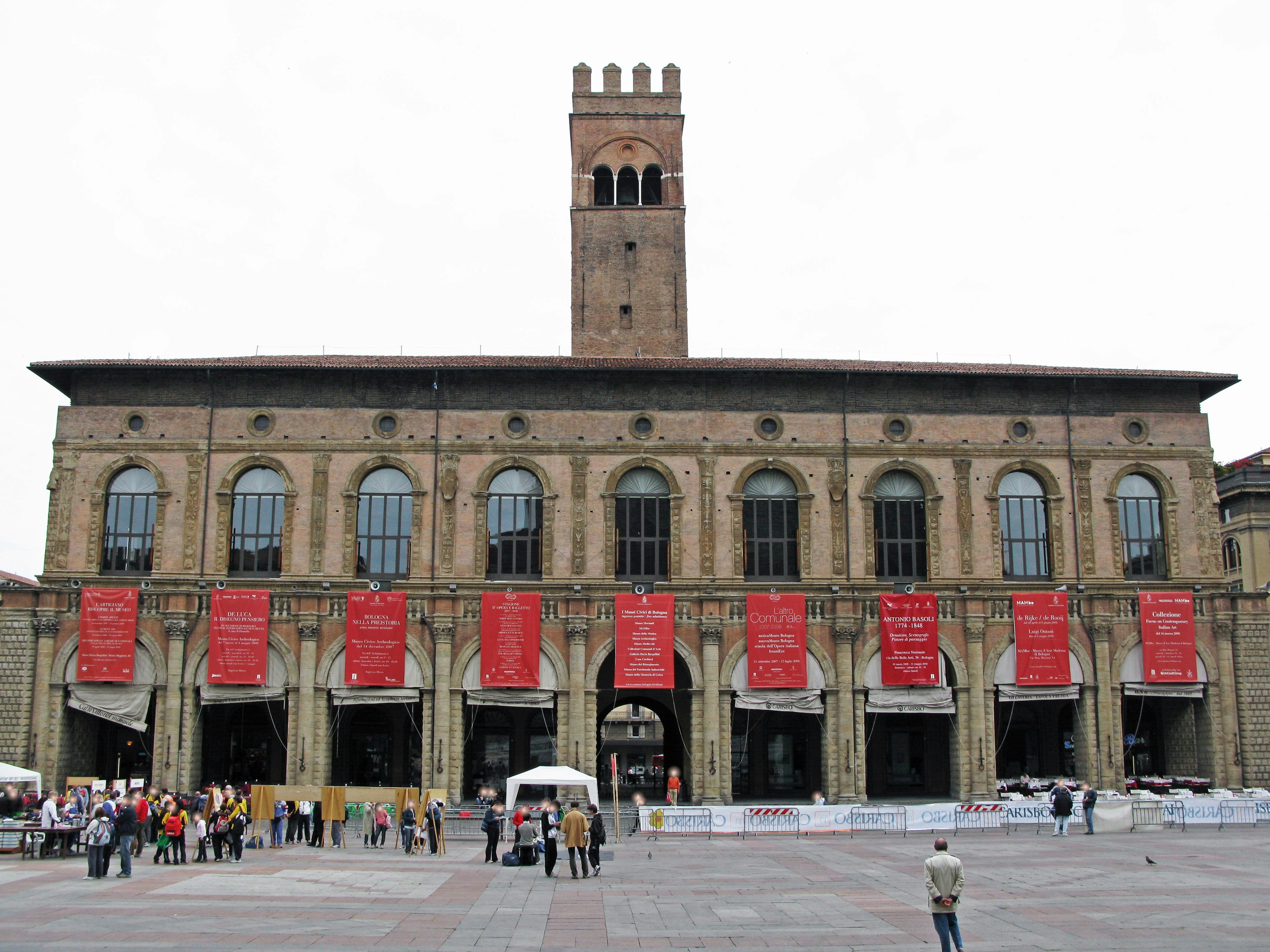 Immagine di un edificio storico con persone riunite davanti