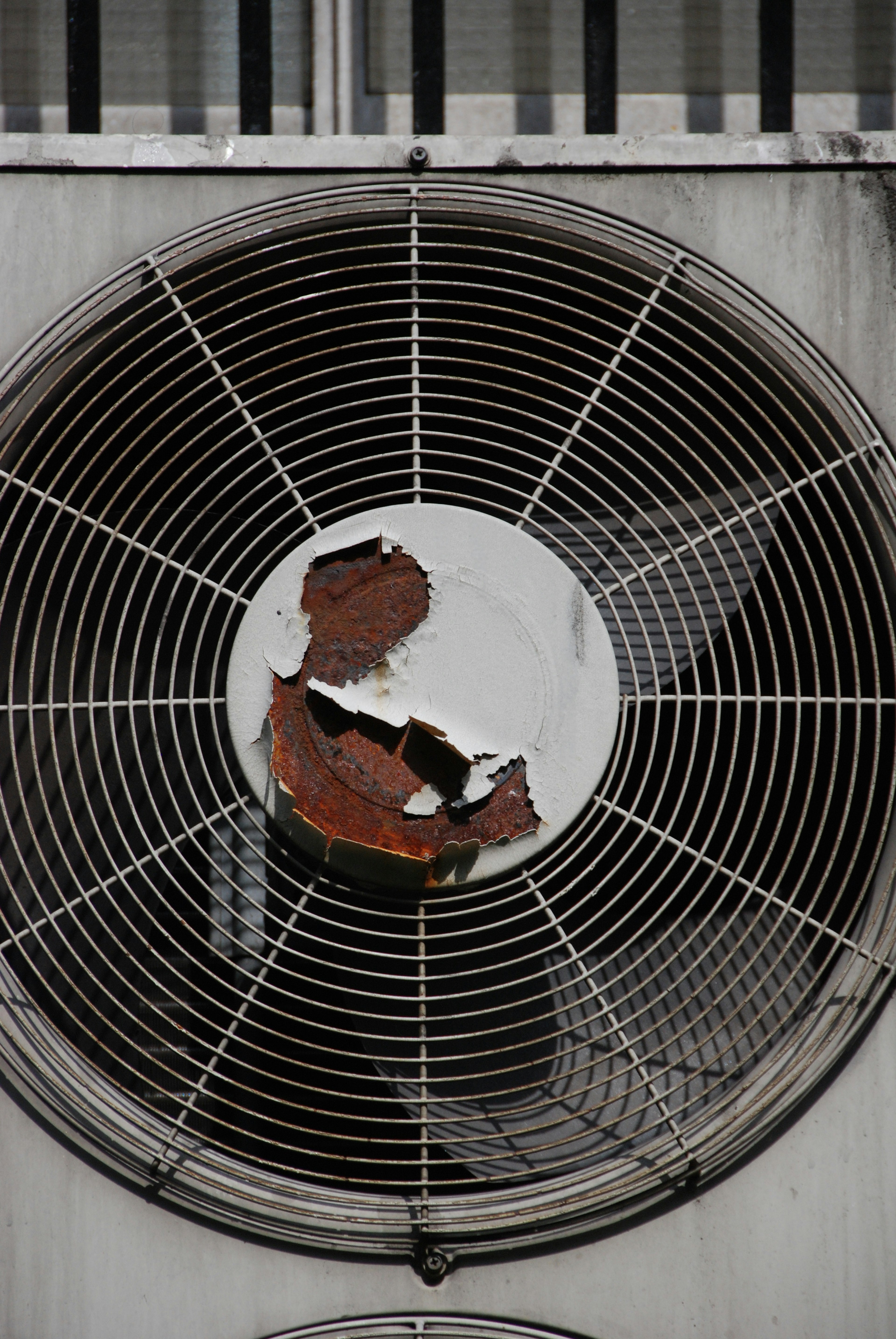 Image en gros plan d'un ventilateur de climatisation cassé