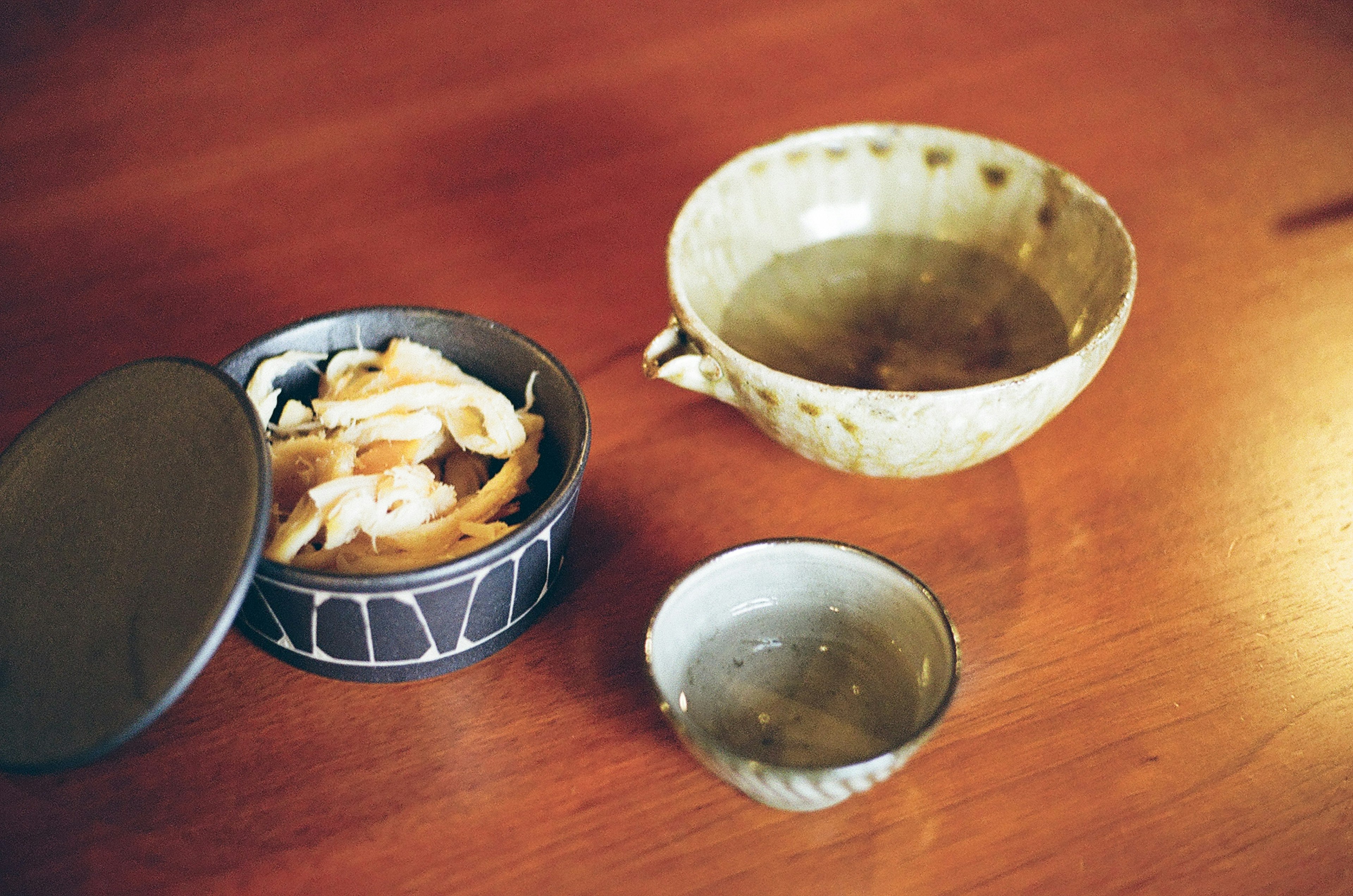 Vaisselle et bol de style japonais posés sur une table en bois