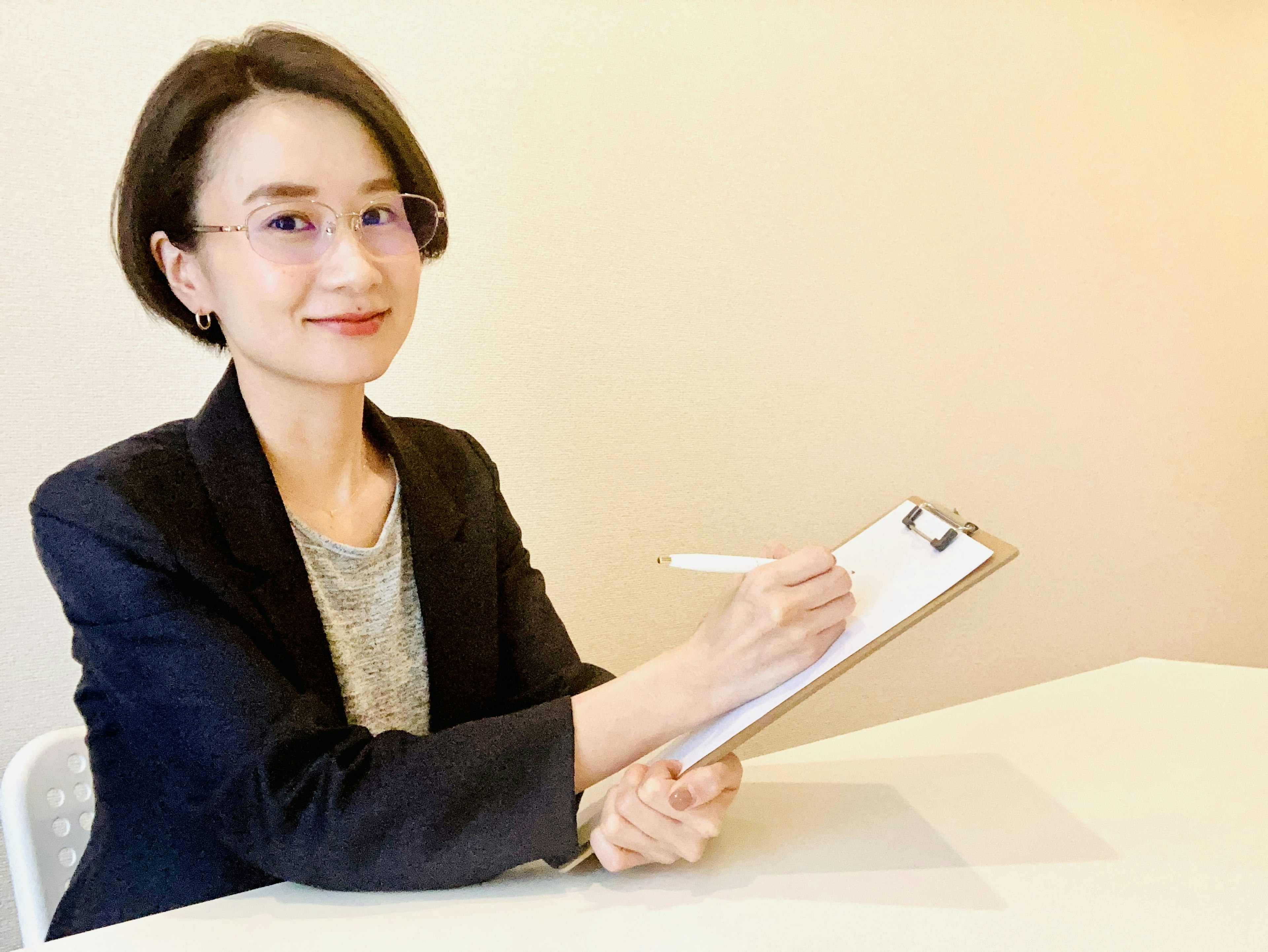 Image d'une femme tenant un clipboard avec un fond lumineux