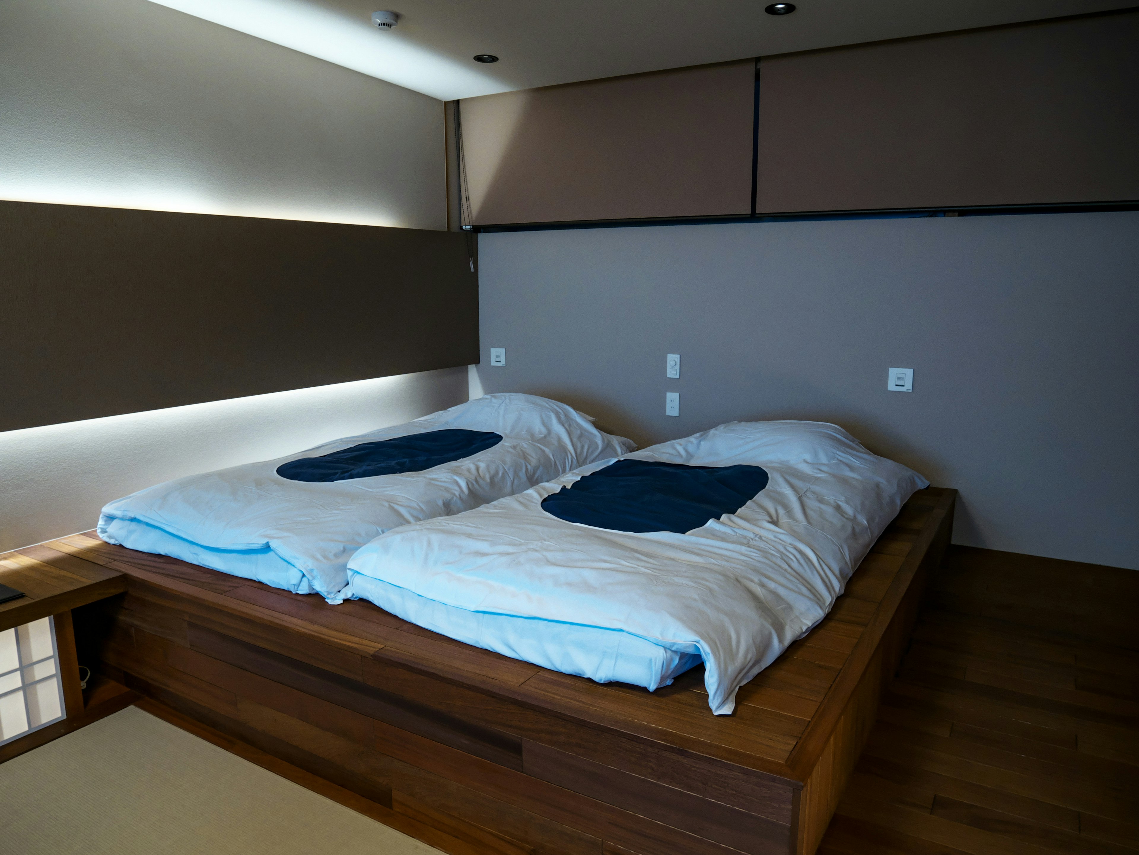 Chambre moderne et simple avec deux futons disposés côte à côte