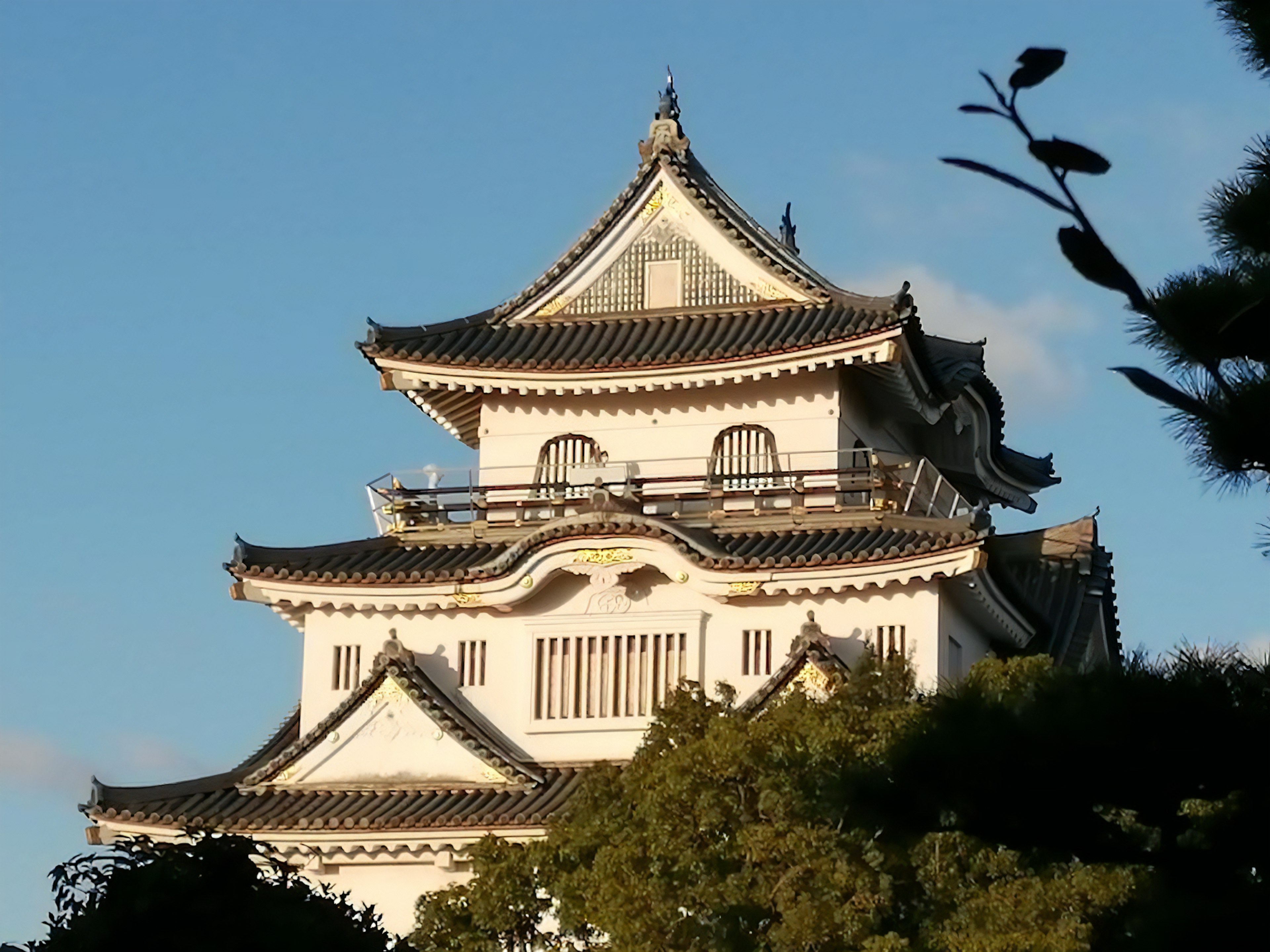 Hermoso techo de un castillo japonés bajo un cielo azul