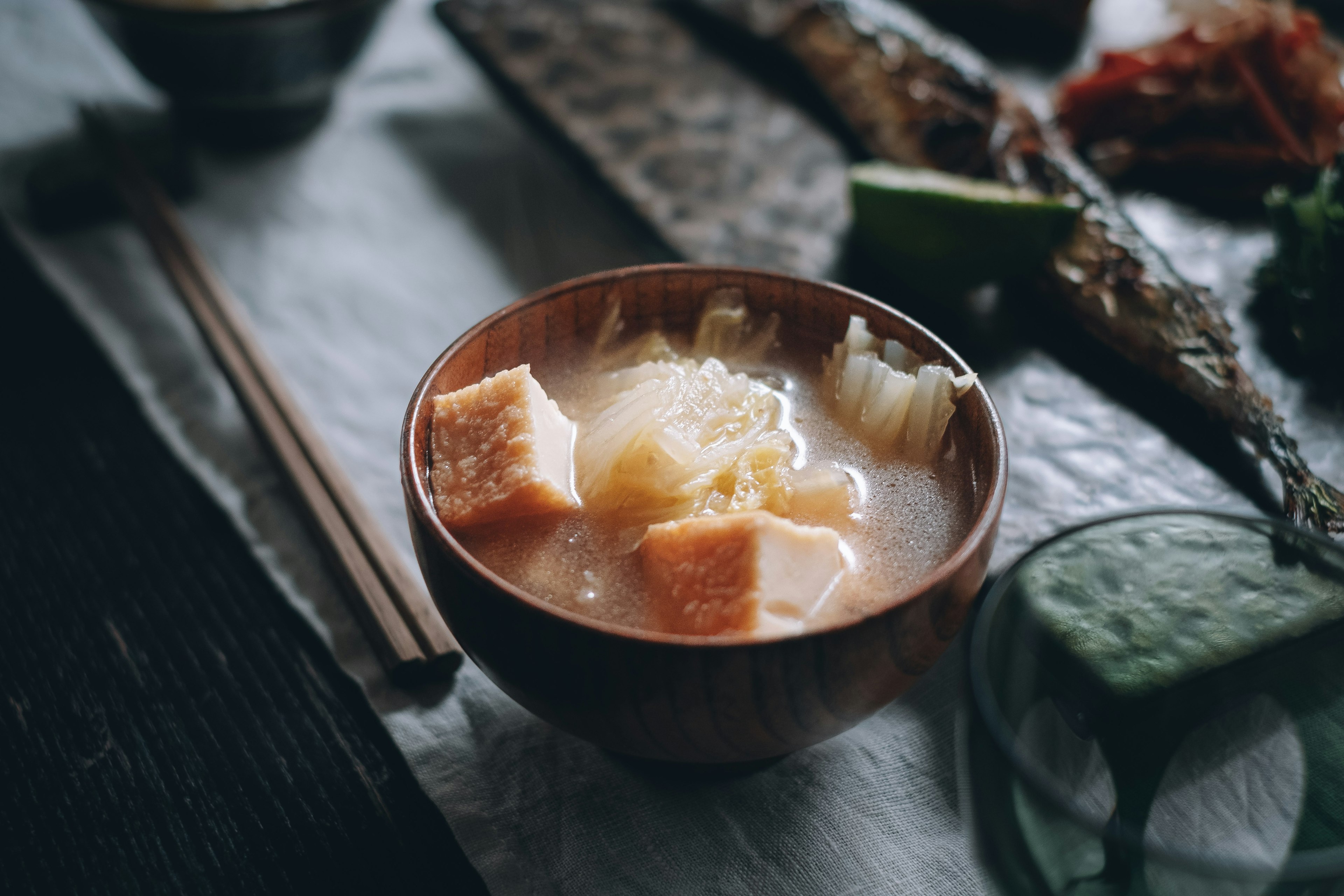 装有豆腐汤和配菜的碗