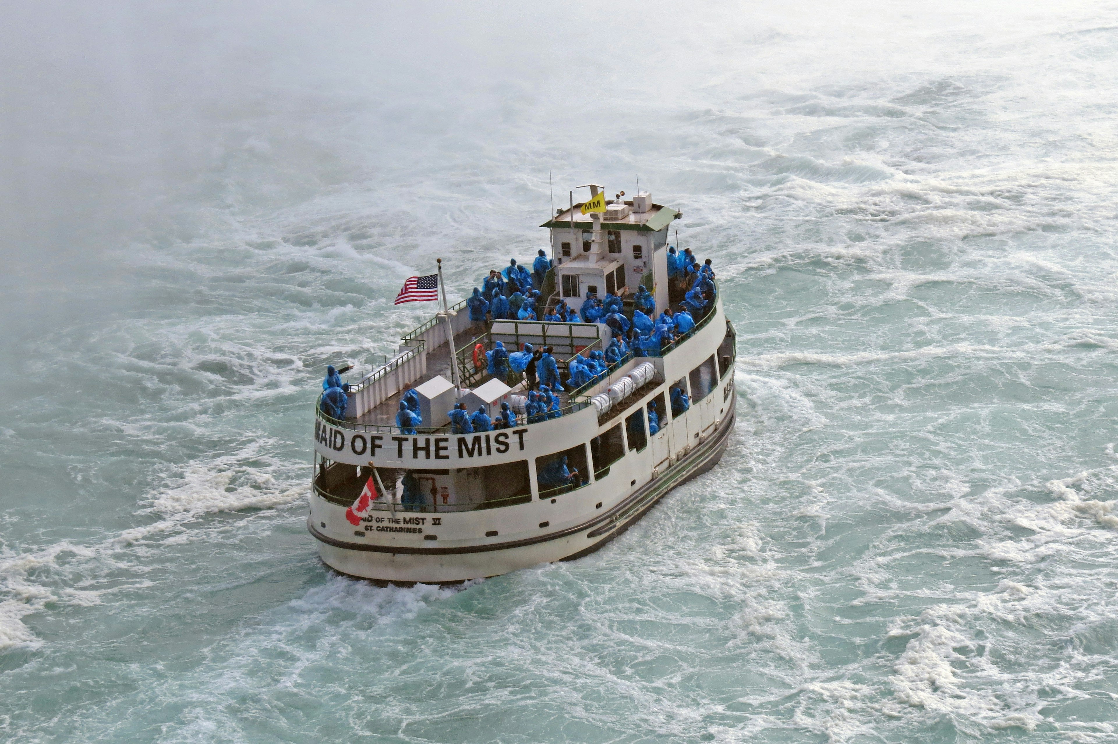 Barco llamado Maid of the Mist navegando por aguas turbulentas