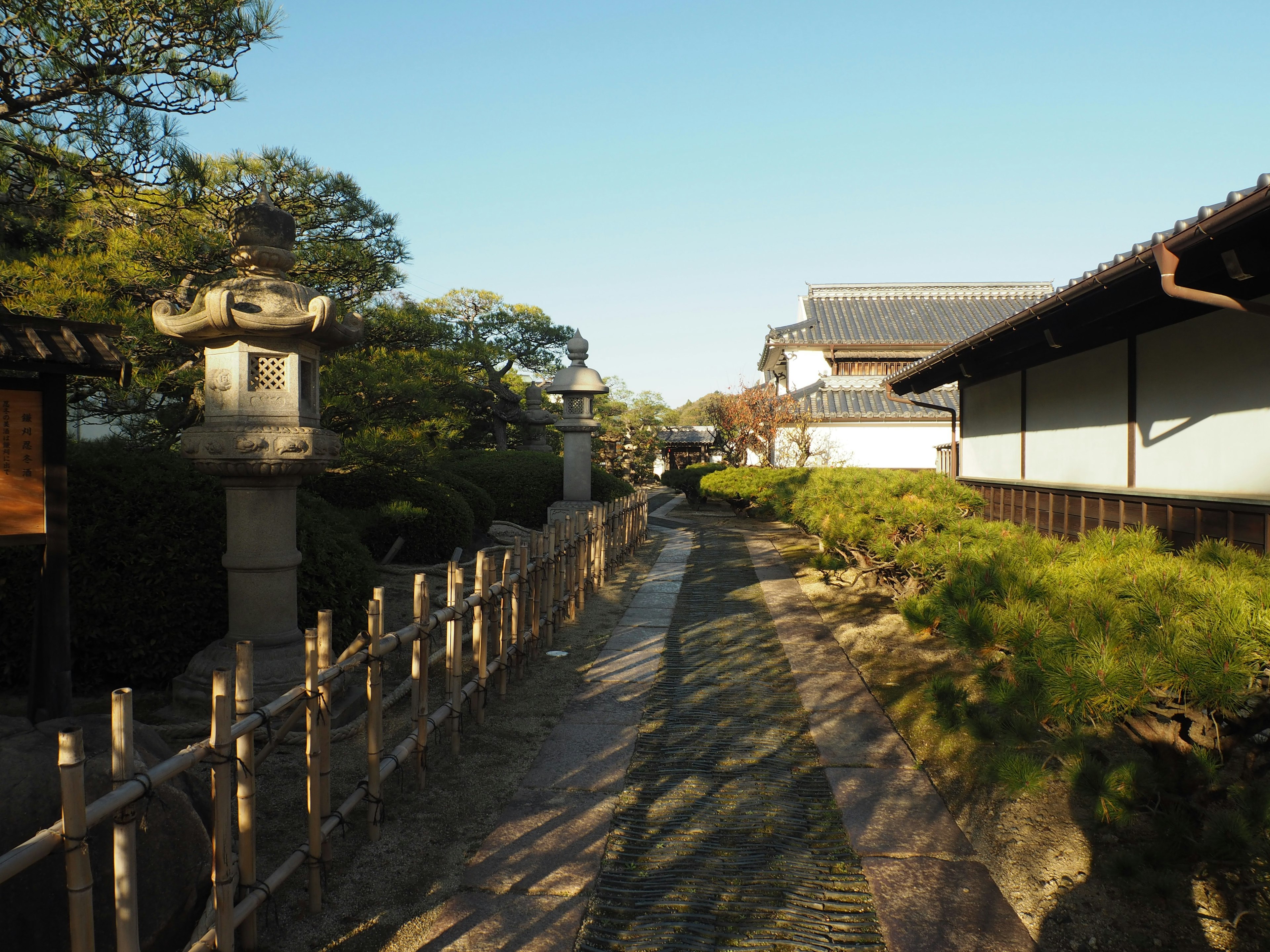 Jalan tenang di taman Jepang dengan bangunan tradisional