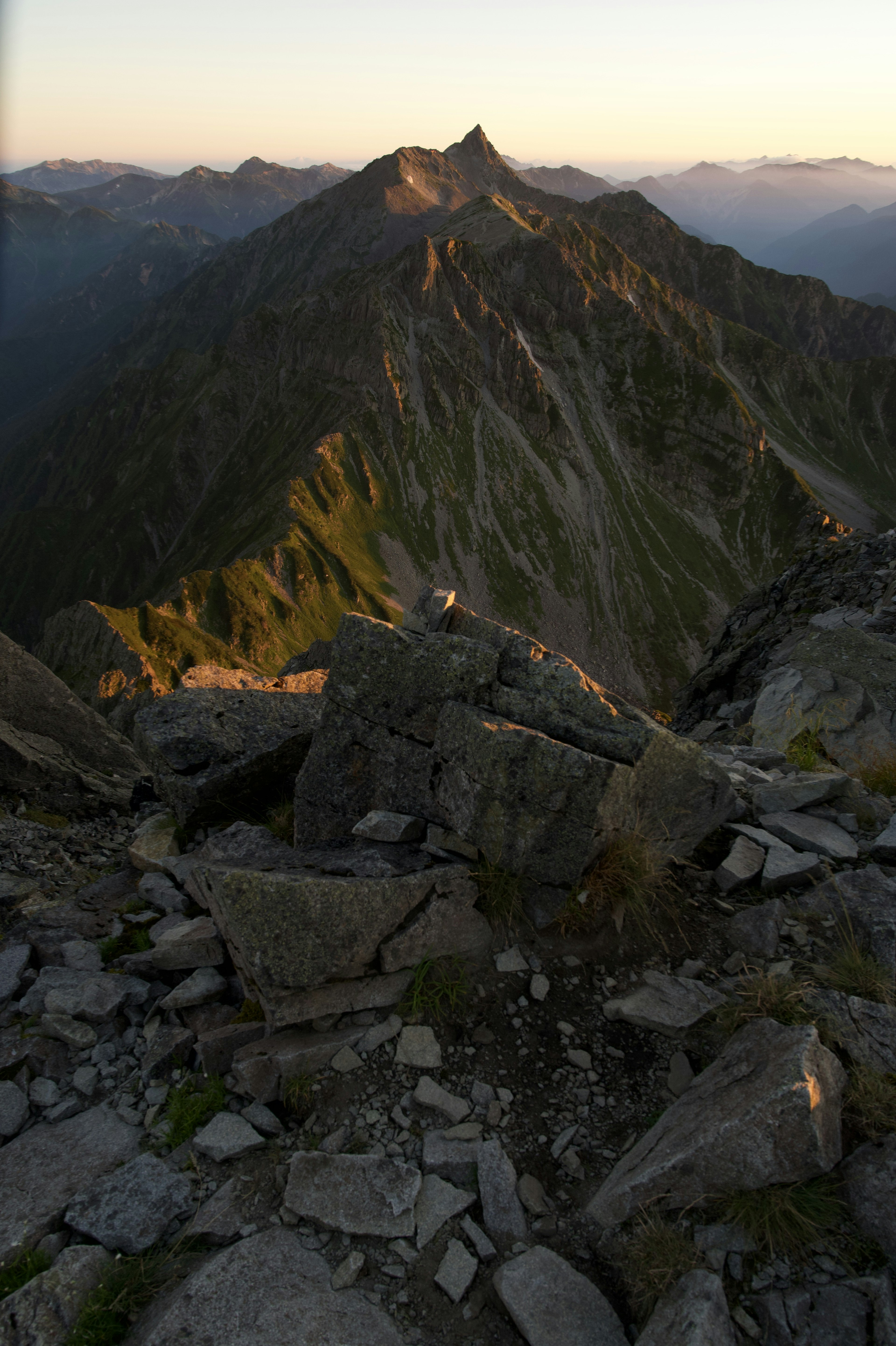 Malersicher Ausblick vom Berggipfel Sonnenuntergangslicht beleuchtet die Bergkämme