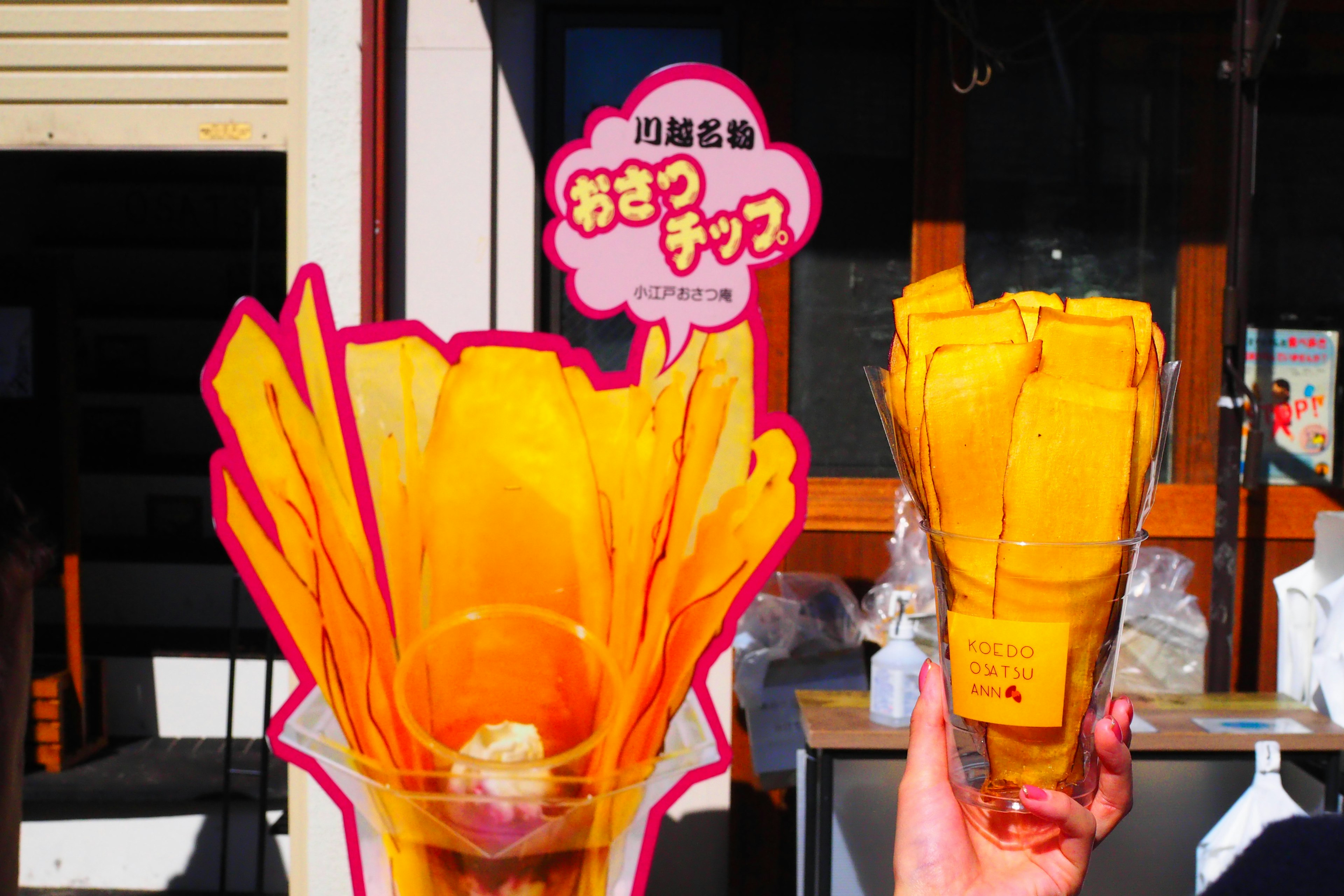 Lebendiger Eiscone mit bunten Toppings