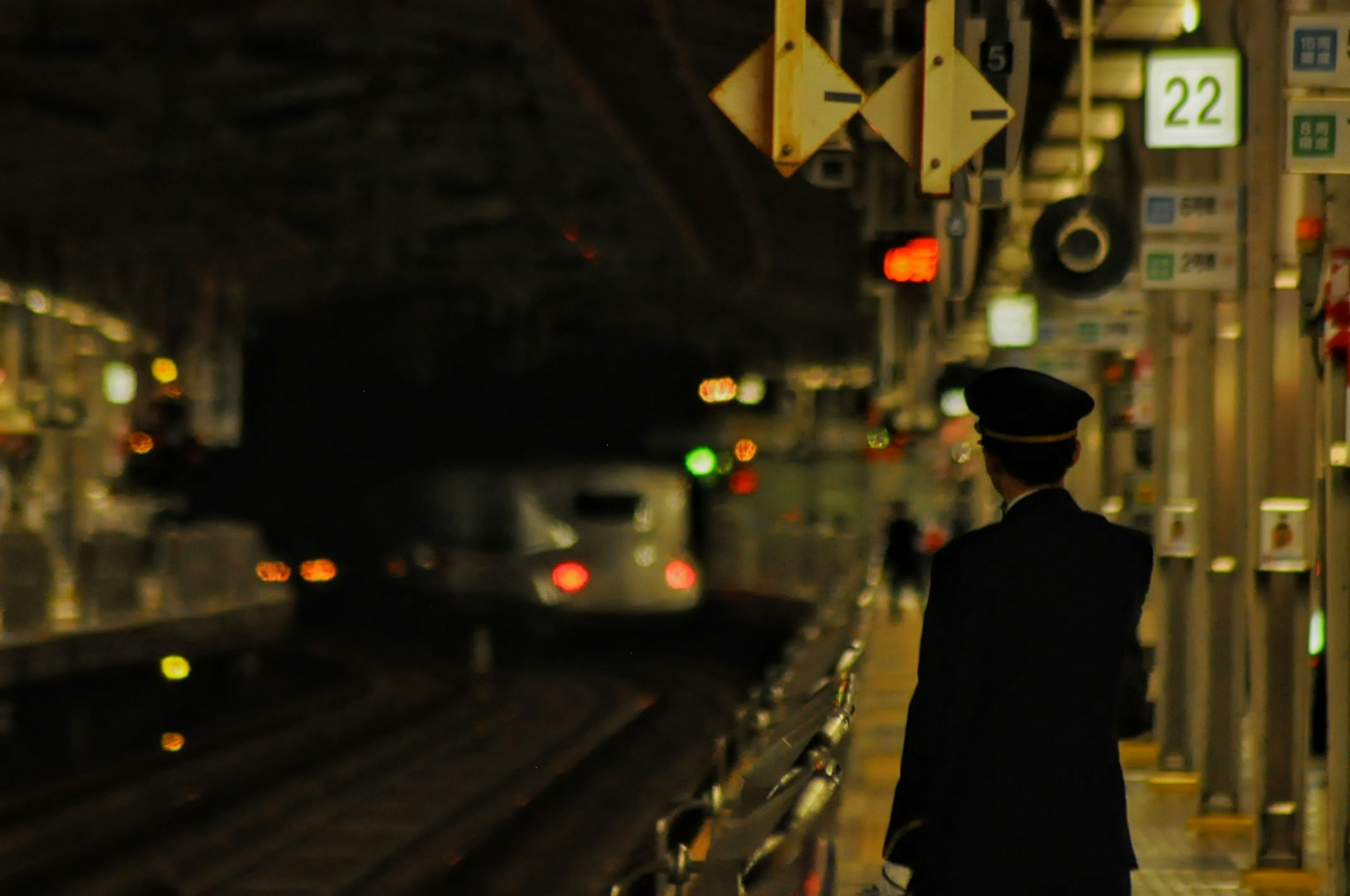 Personal de estación esperando en el andén un tren