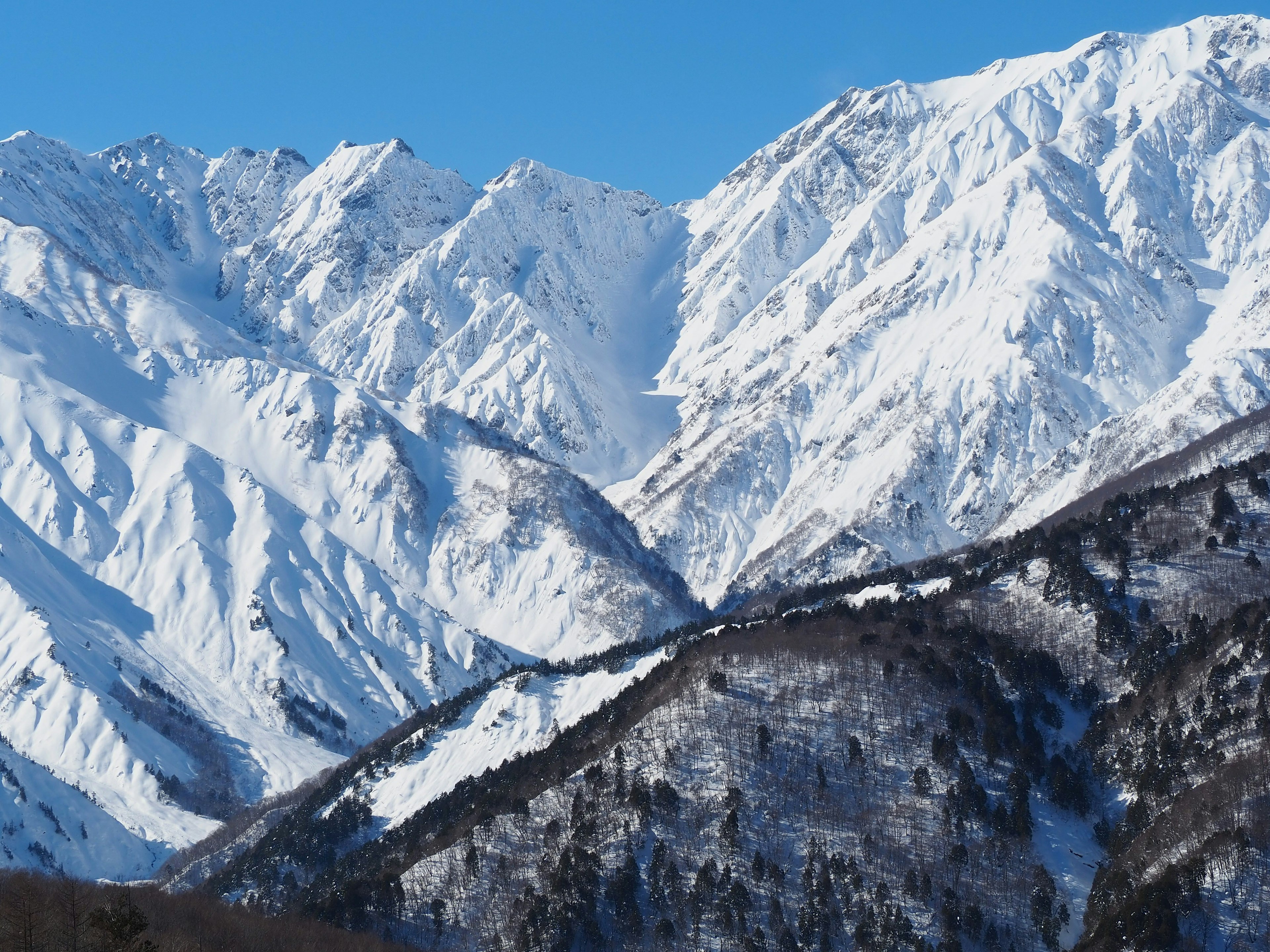 Wunderschöne Landschaft mit schneebedeckten Bergen unter einem blauen Himmel