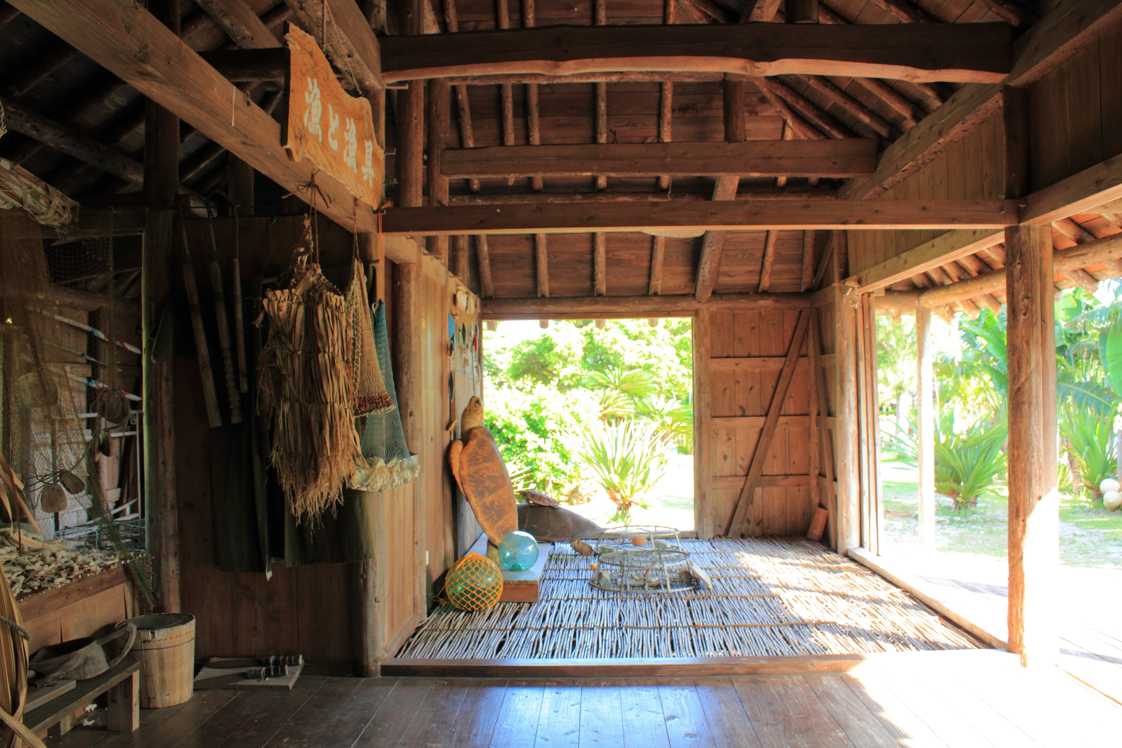 Innenraum eines traditionellen Holzhauses mit Sonnenlicht, das hereinströmt