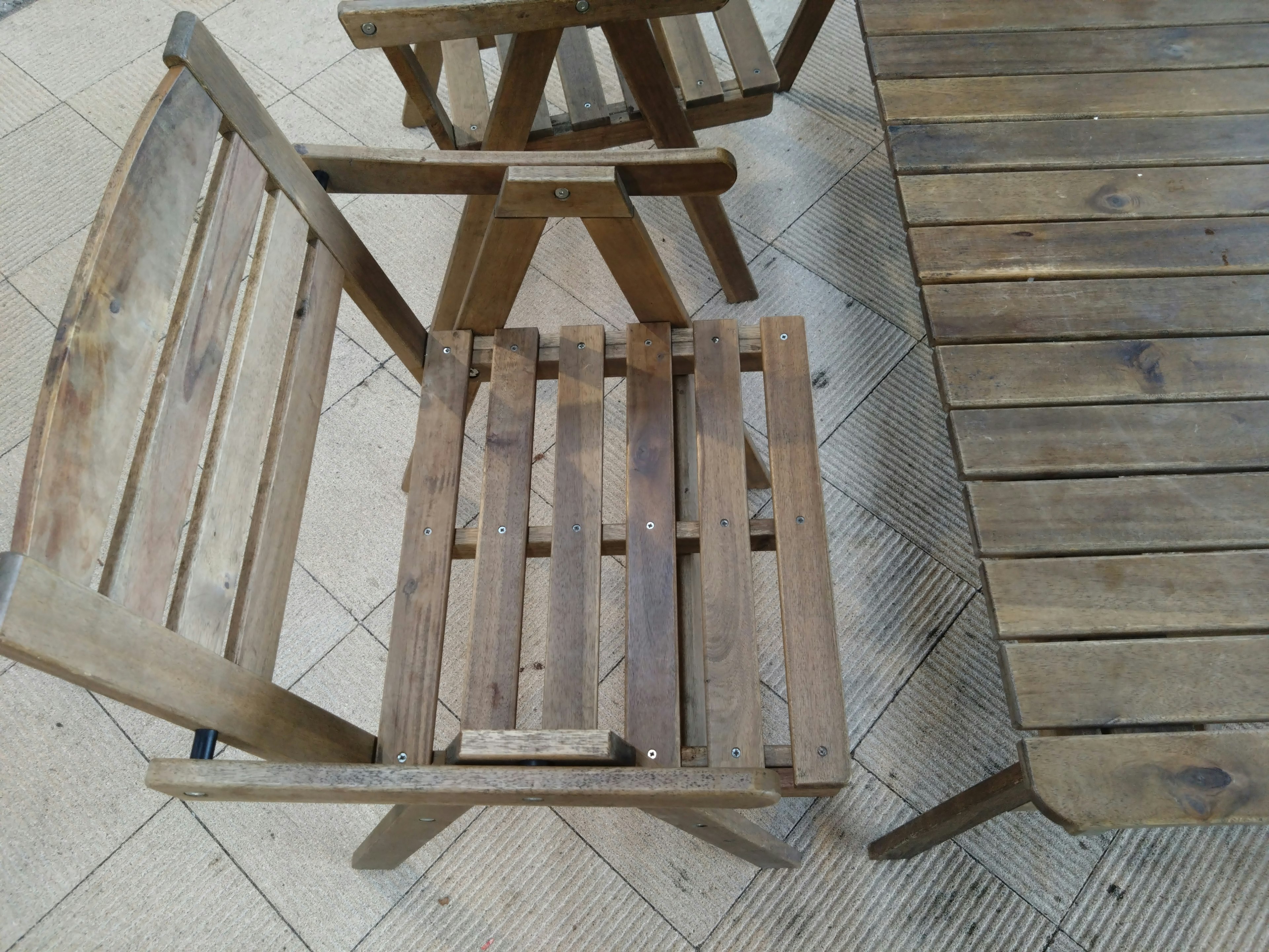 Chaises et table en bois disposées dans un cadre extérieur