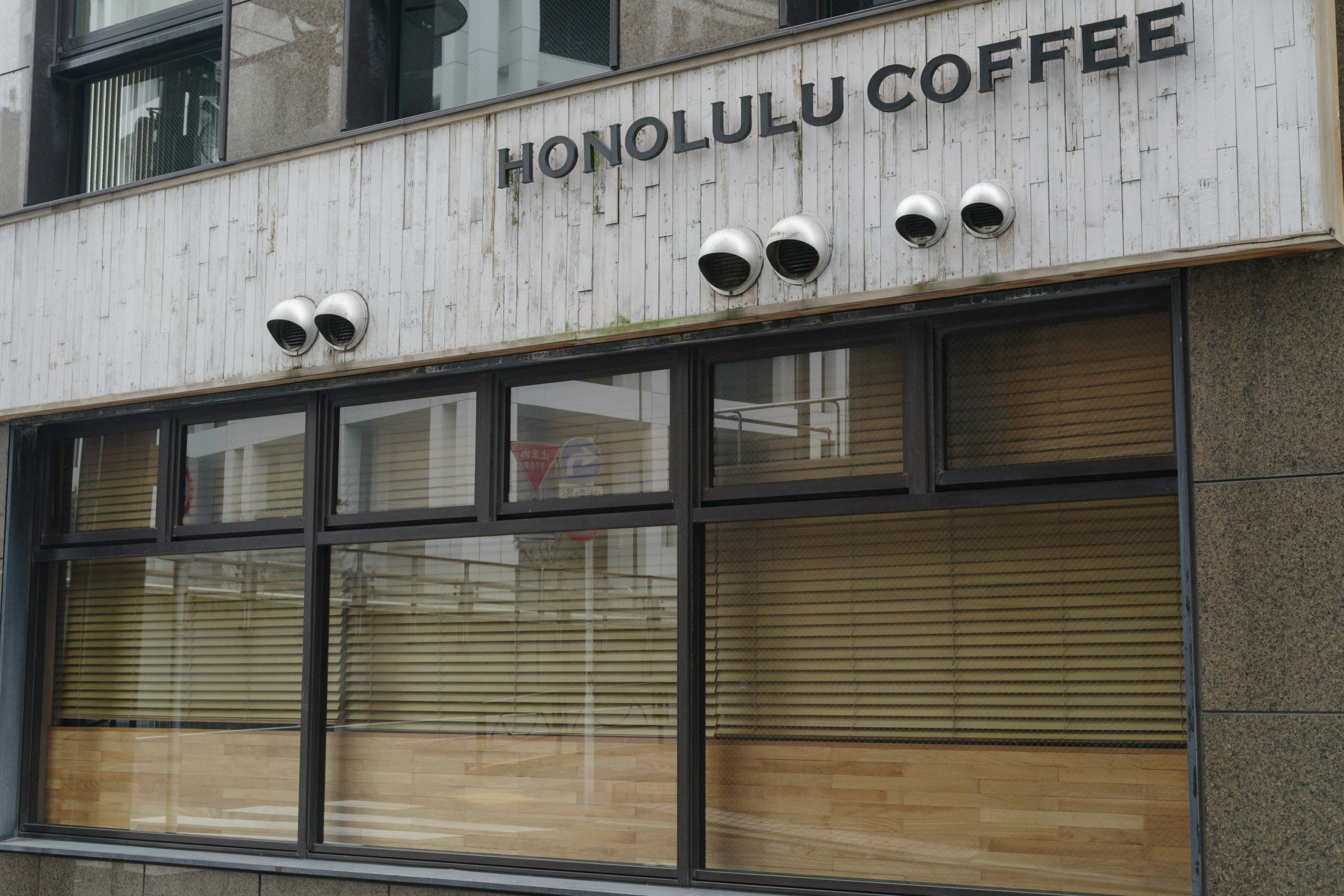 Exterior de Honolulu Coffee con un letrero visible