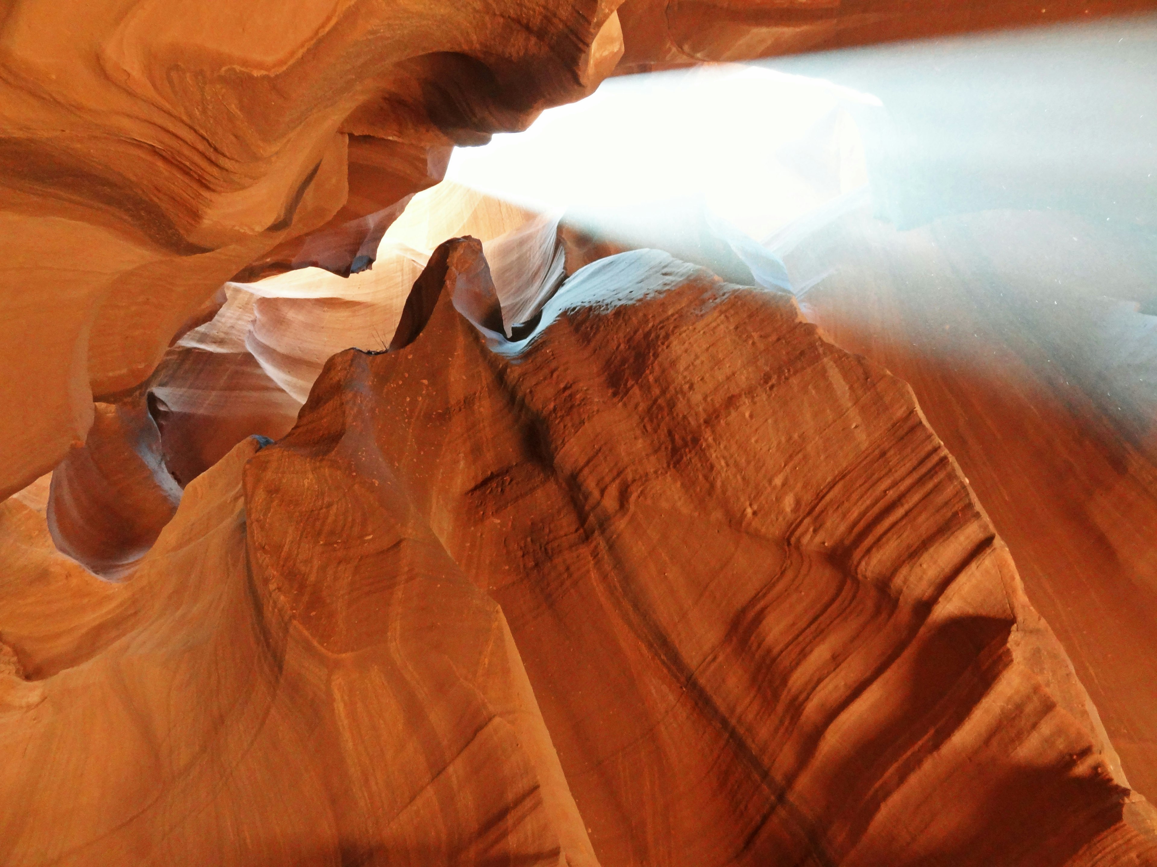 Formations rocheuses magnifiques et rayons de lumière dans le canyon Antelope