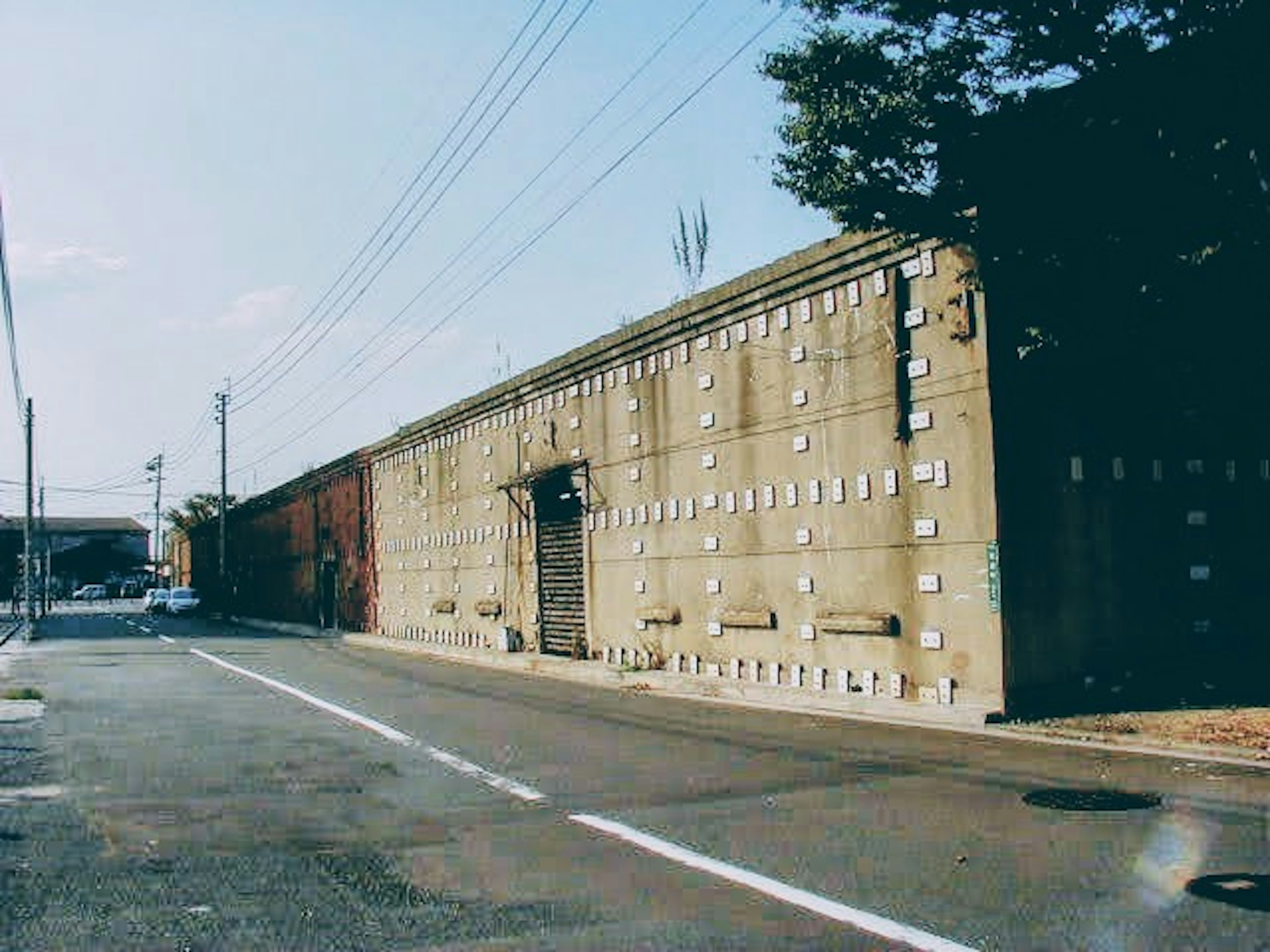 コンクリートの壁と道路が見える風景の写真