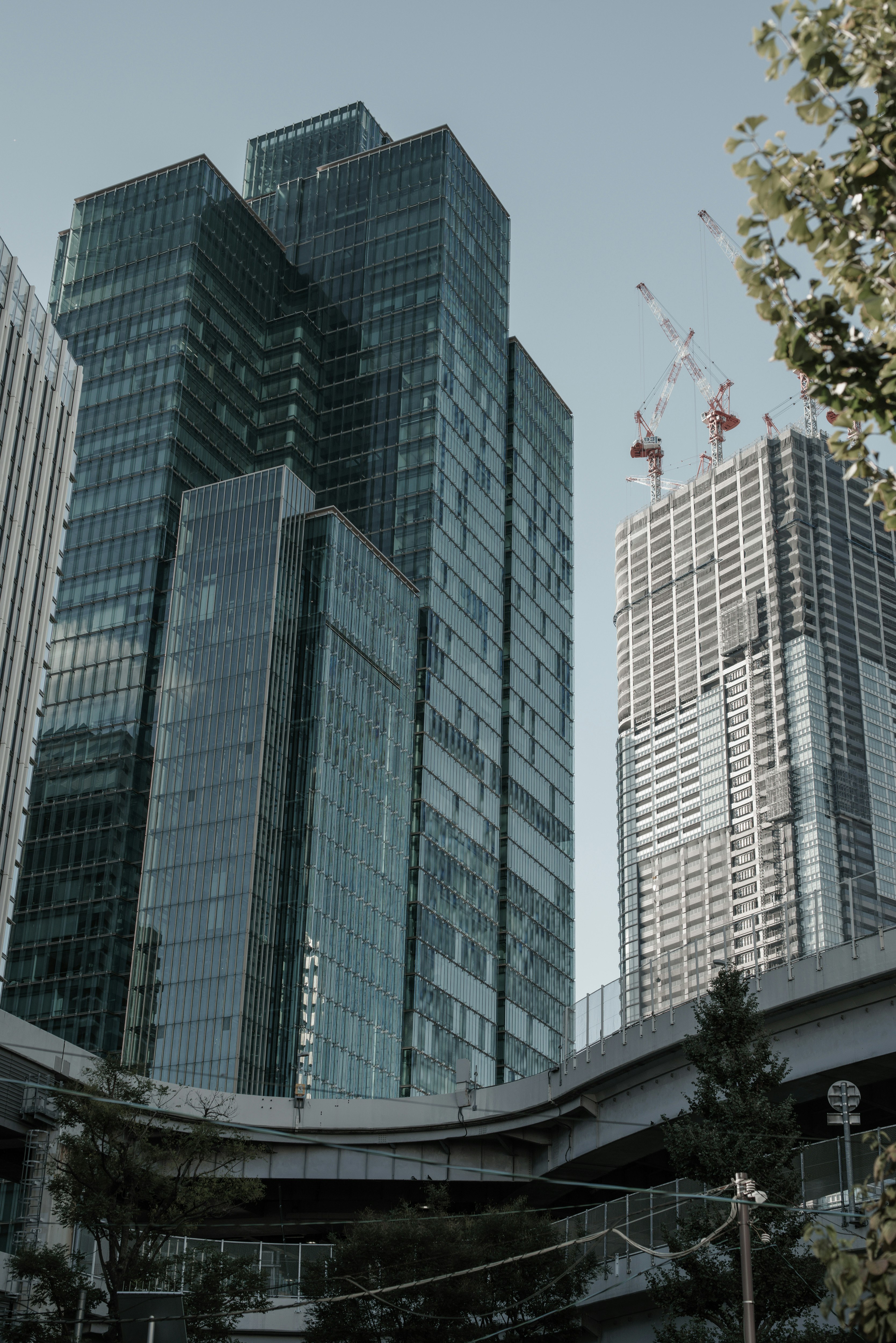 Paysage urbain avec des gratte-ciels et un chantier de construction