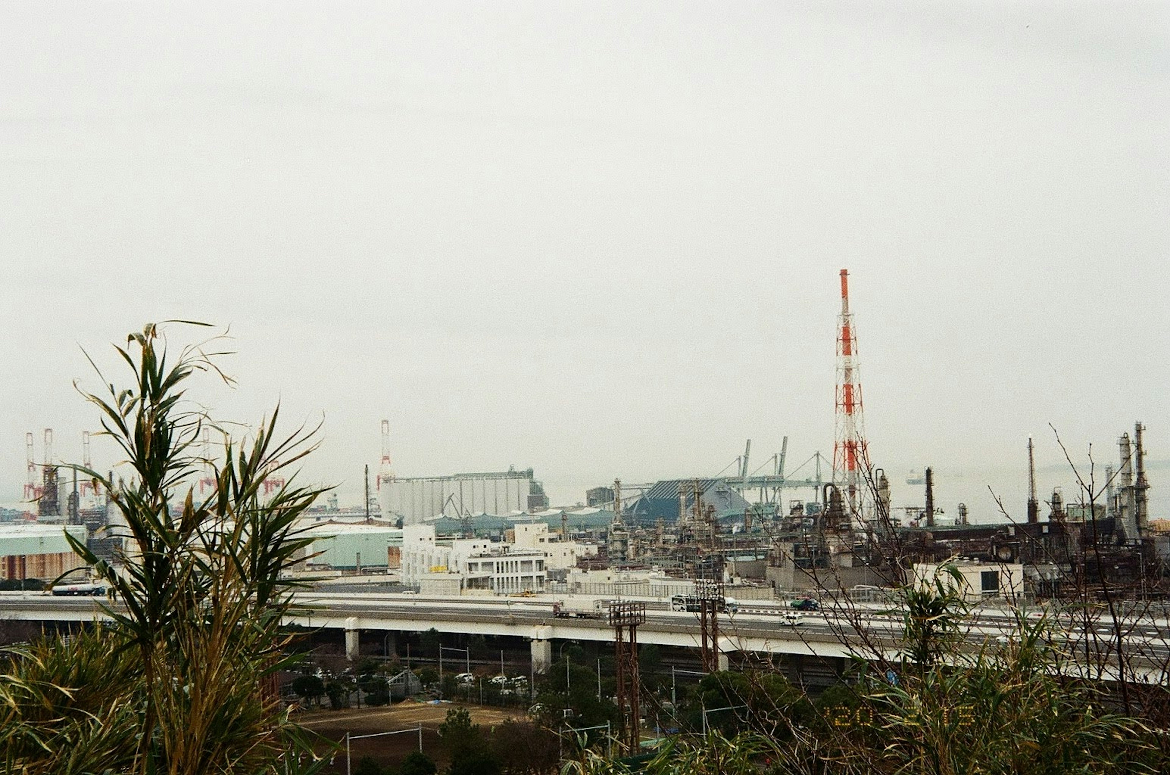 Paisaje industrial con fábricas y chimeneas