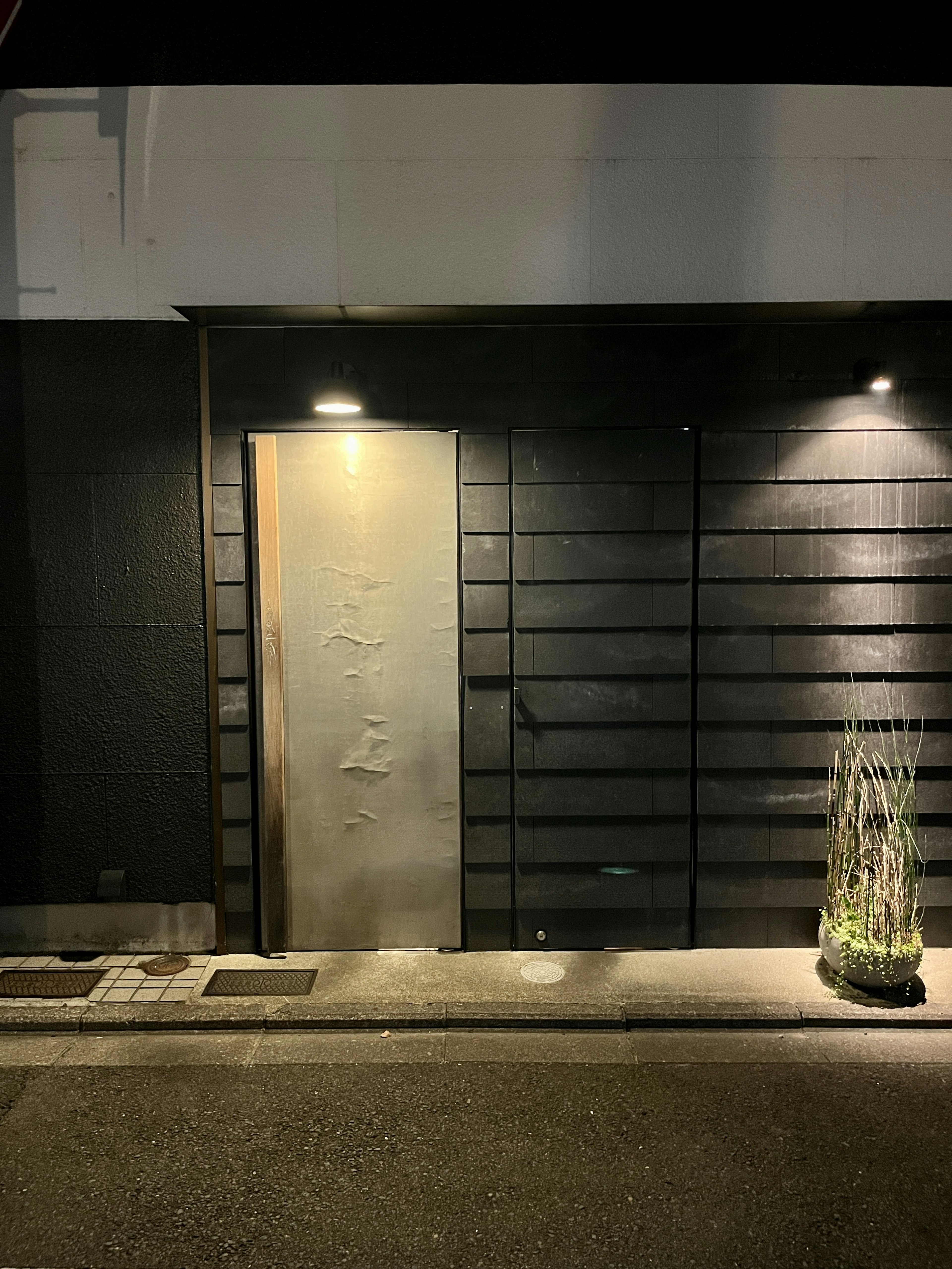 Puerta moderna con diseño minimalista en una calle oscura