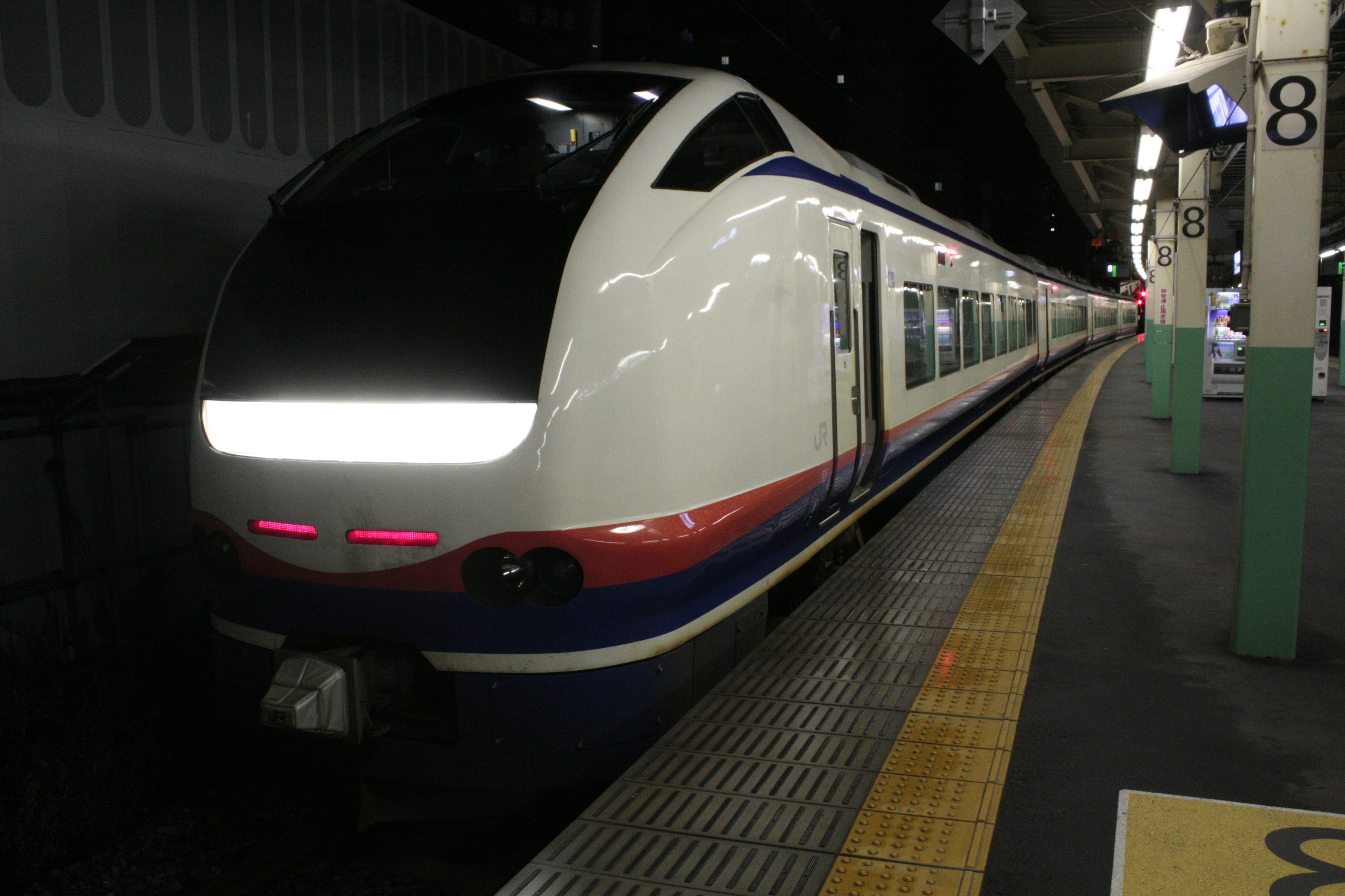 Tren moderno en la estación con diseño distintivo