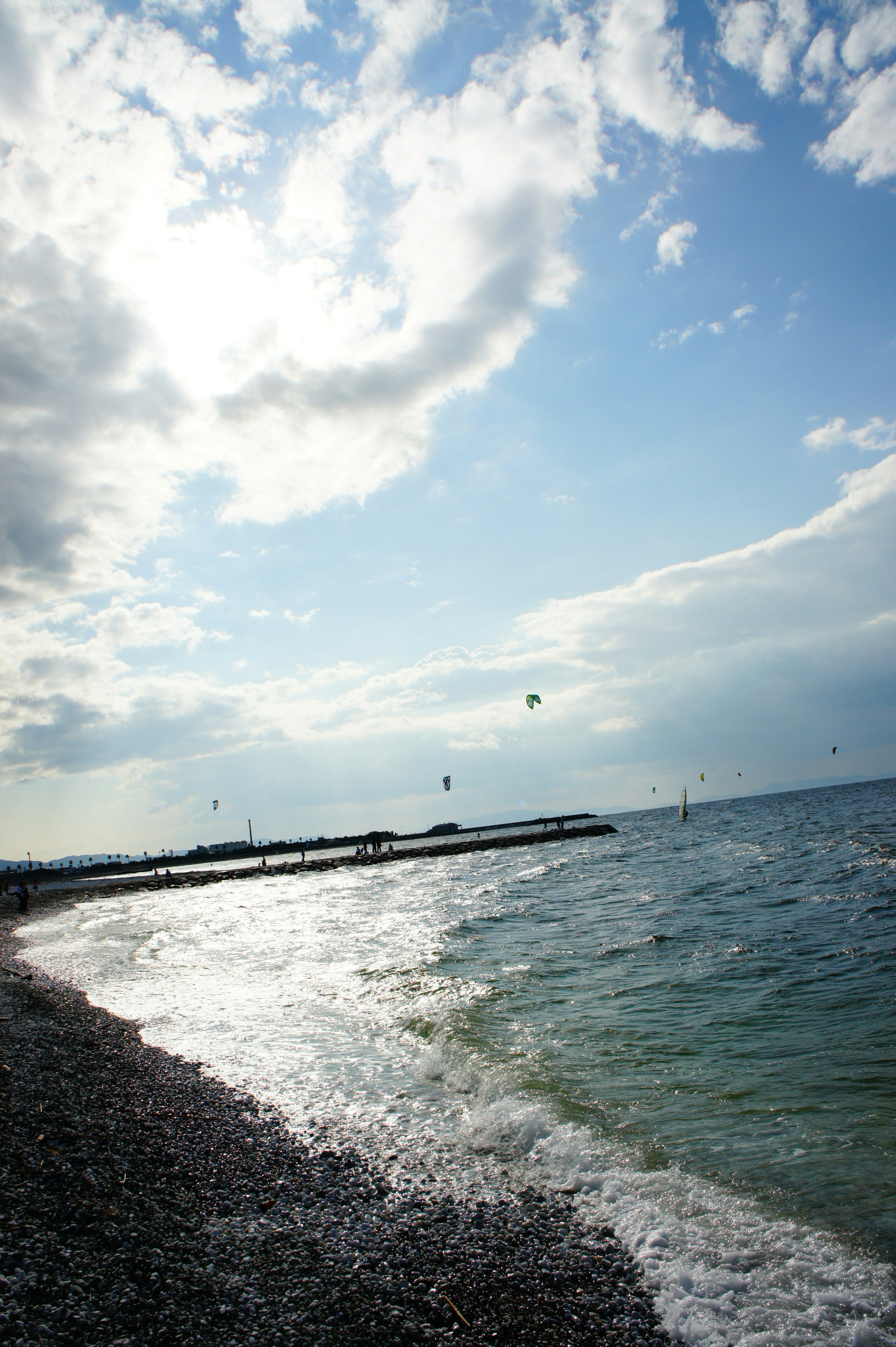 青い海と空の風景に穏やかな波が打ち寄せる浜辺