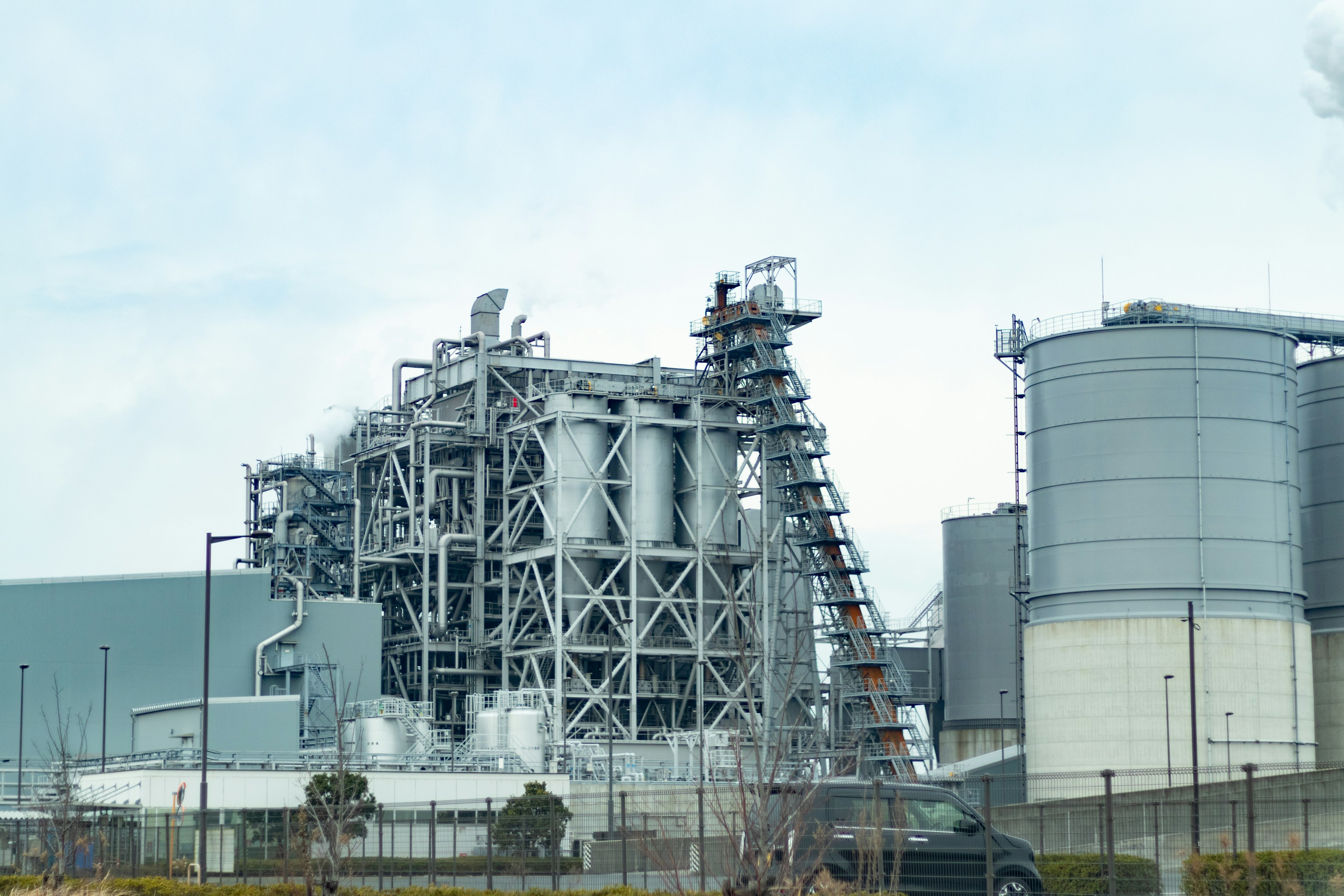 Installation industrielle avec des structures complexes et des réservoirs en acier