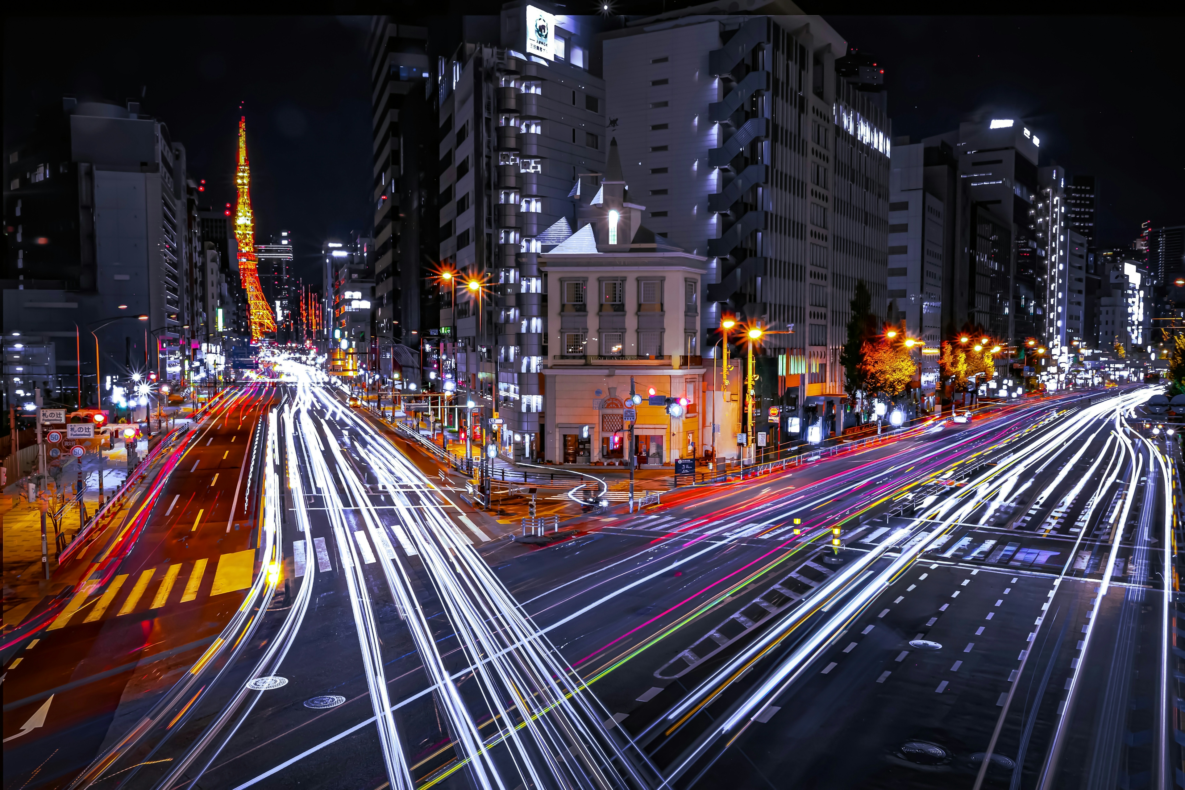 東京の夜景と光の軌跡が見える交差点の風景