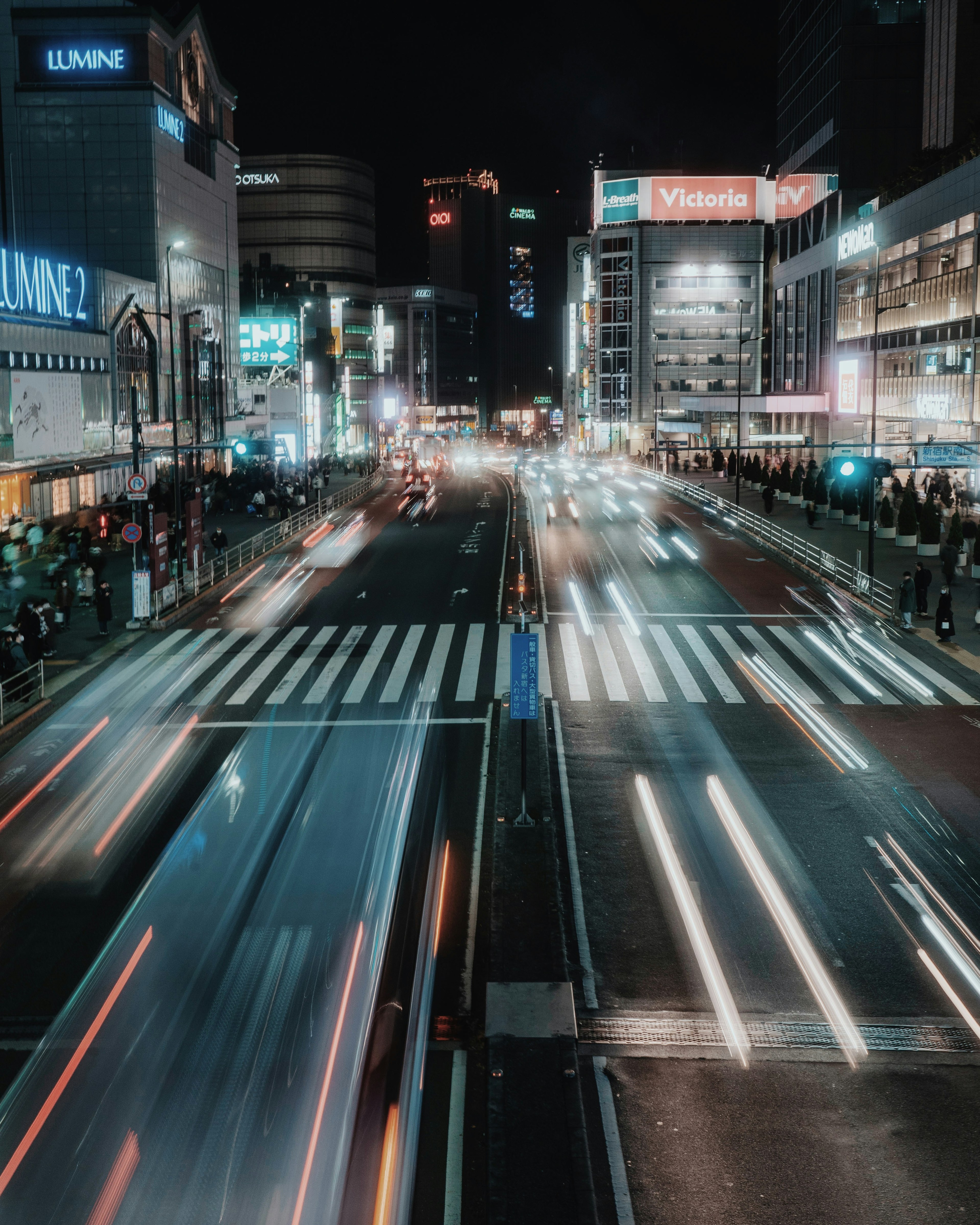 夜の都市風景 車の流れと明るい看板が目立つ交差点