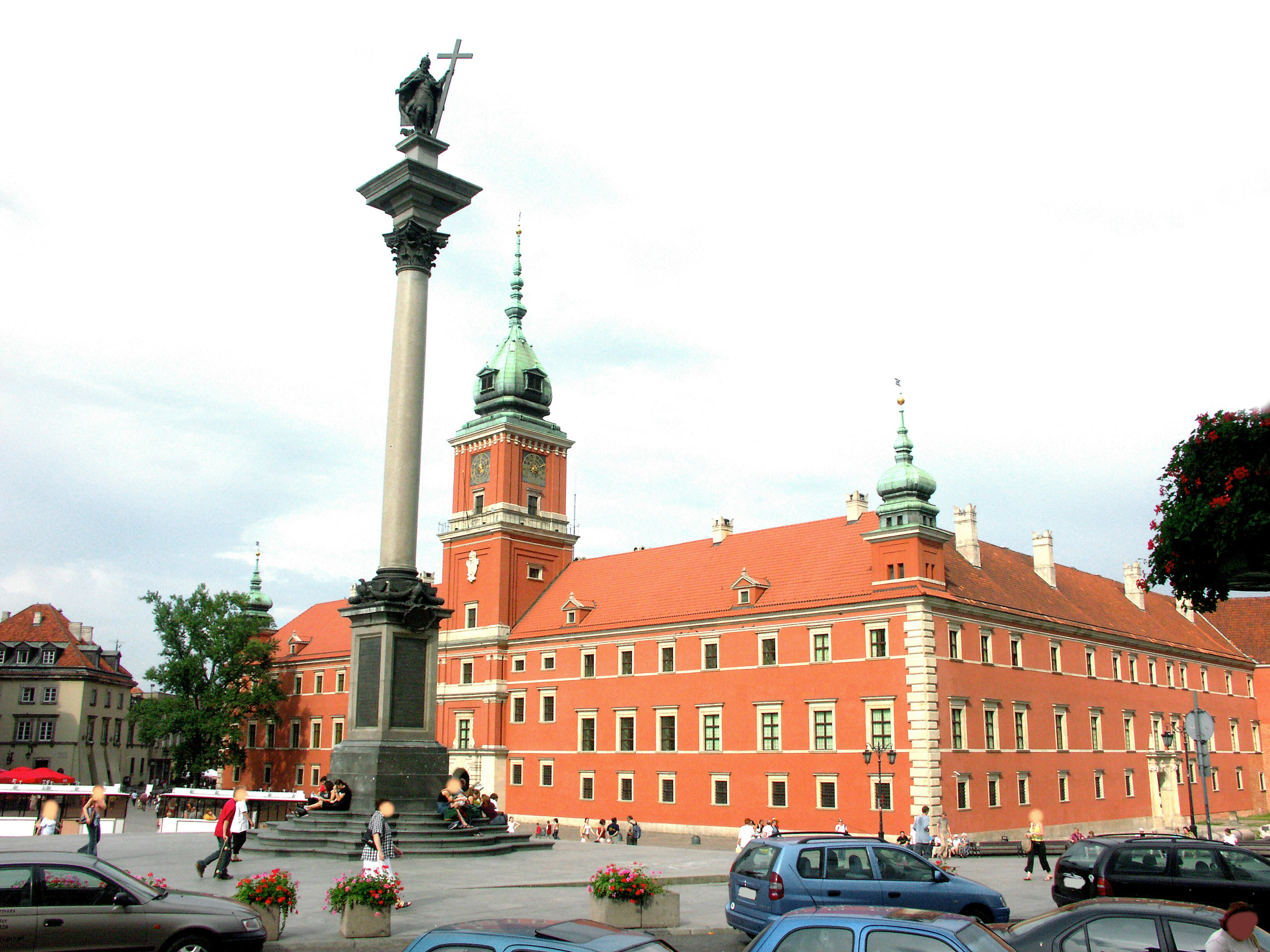 Königsschloss in Warschau mit der Sigismundsäule im Vordergrund