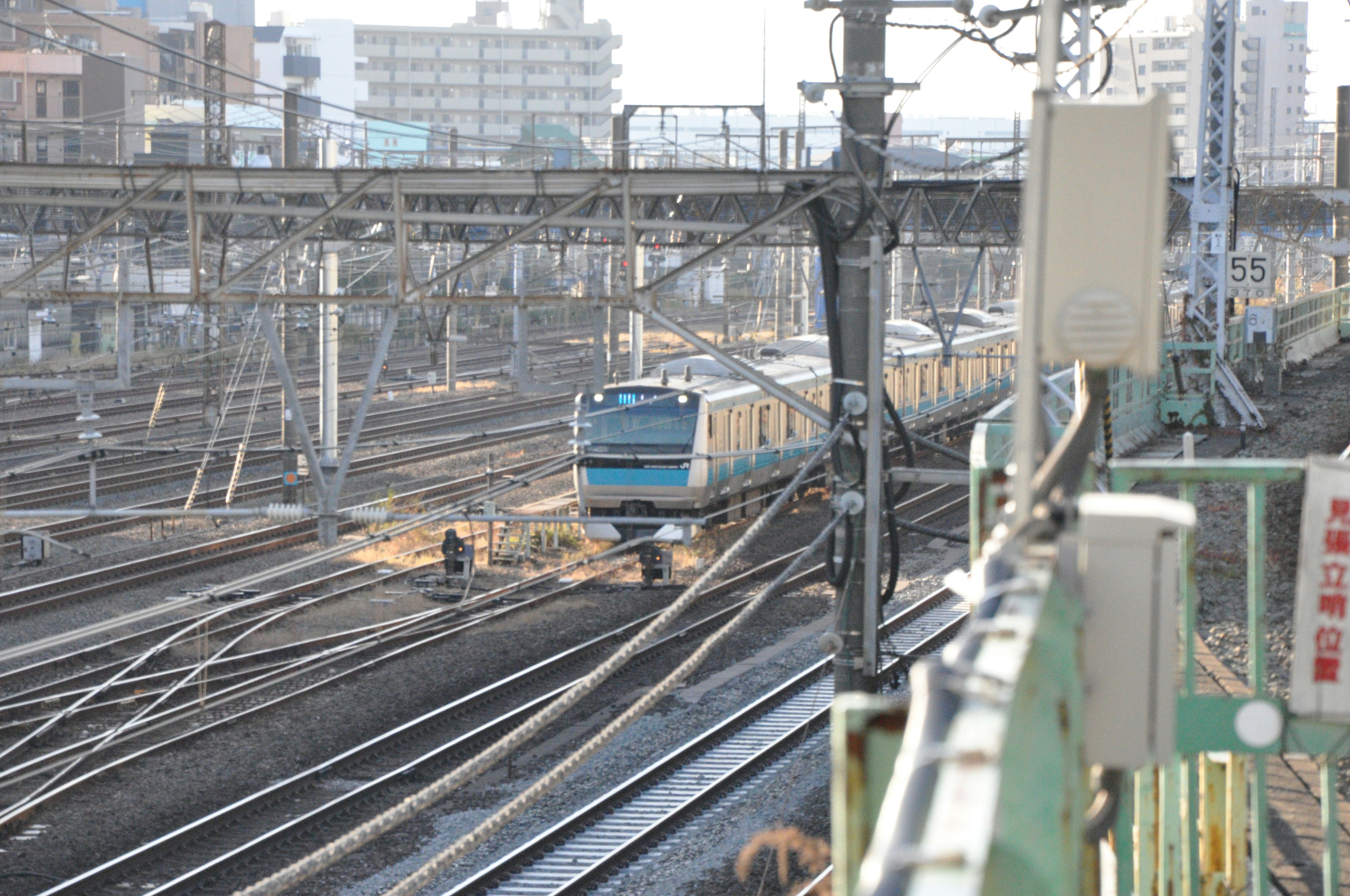 Una escena ferroviaria con vías cruzadas y un tren