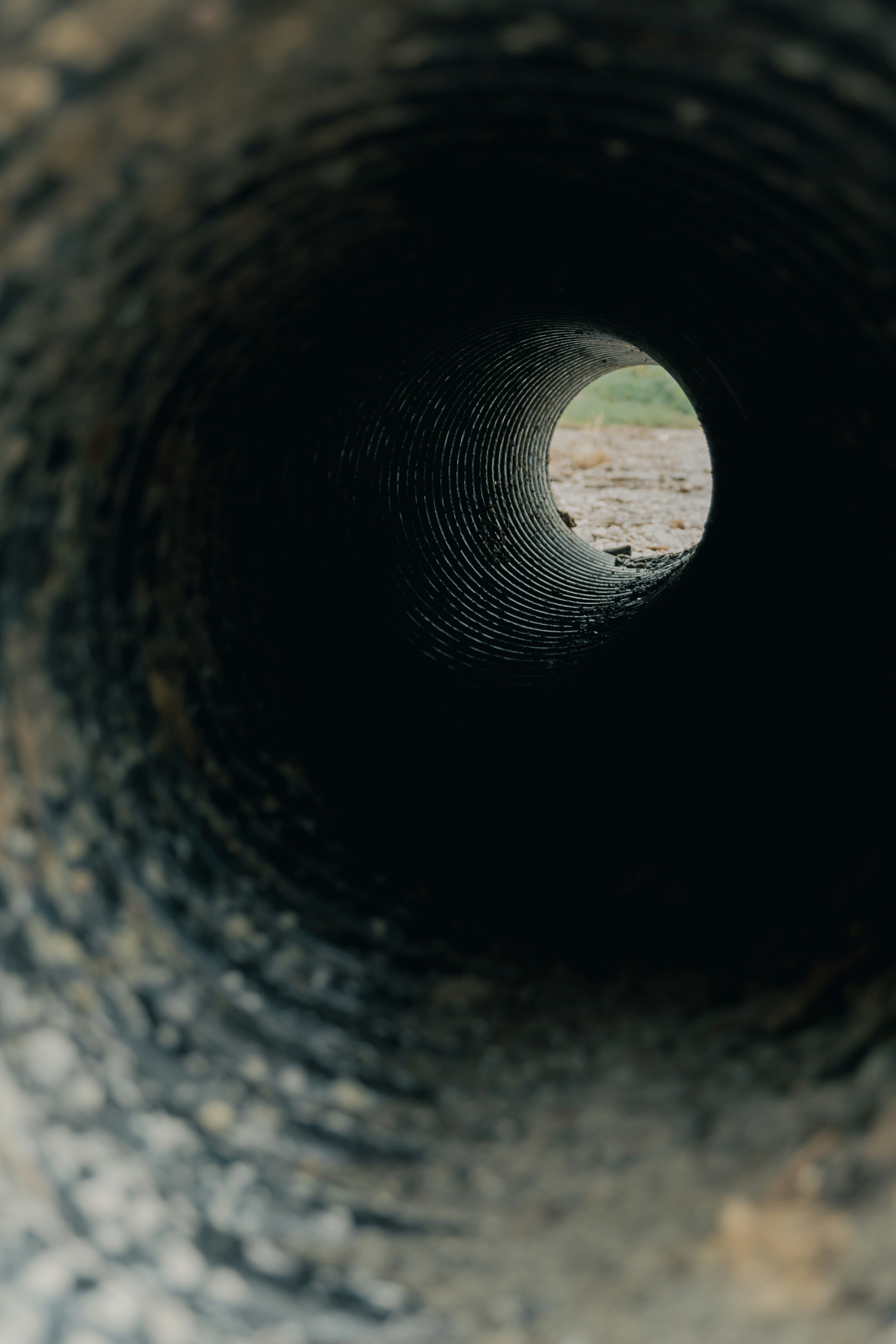 Vista a través de un tubo que muestra hierba verde afuera