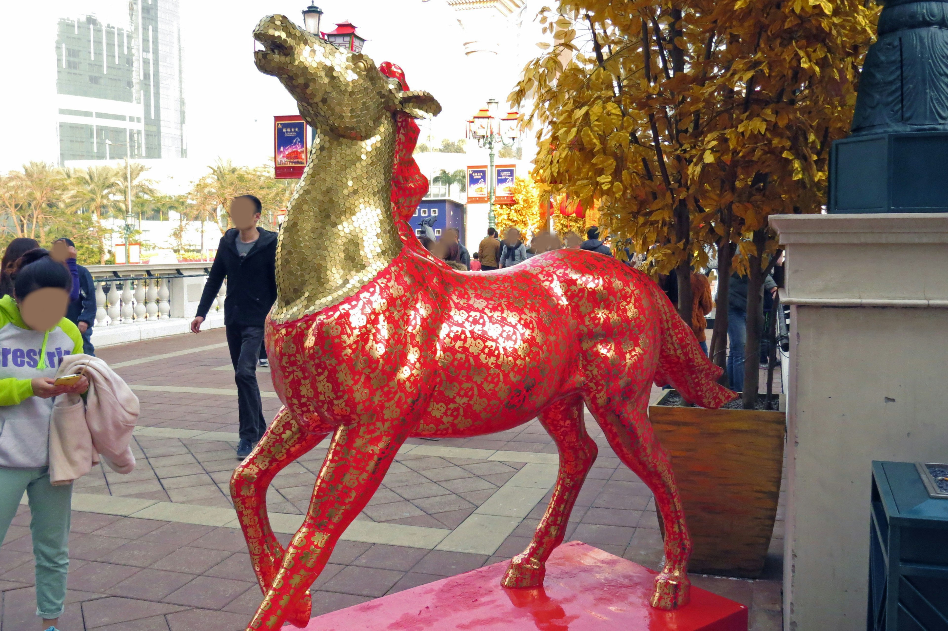 Scultura di cavallo rosso e oro in un'area pubblica