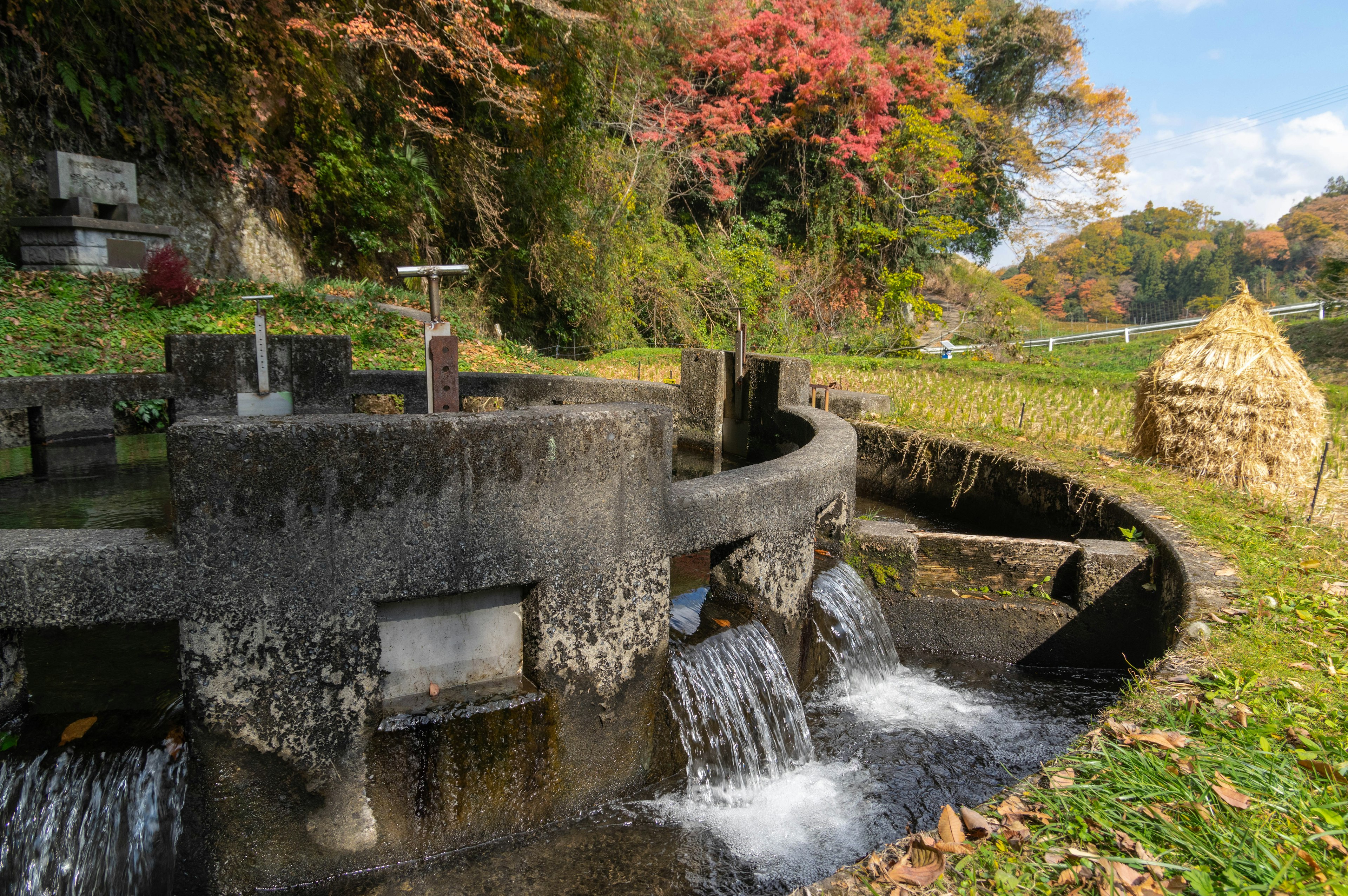 Vue pittoresque avec une roue à eau et un feuillage d'automne vibrant