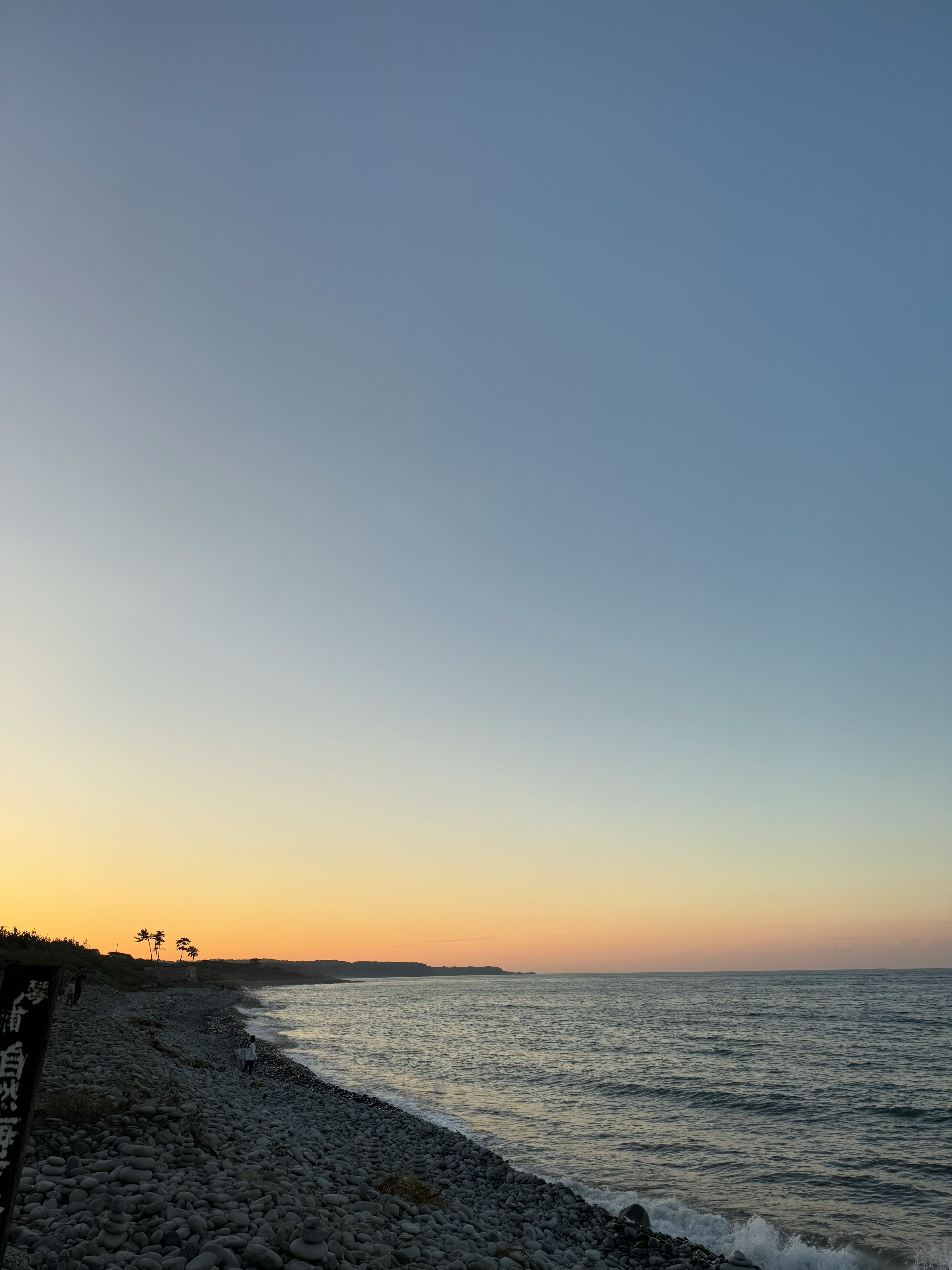 海岸線と夕焼けが広がる美しい風景