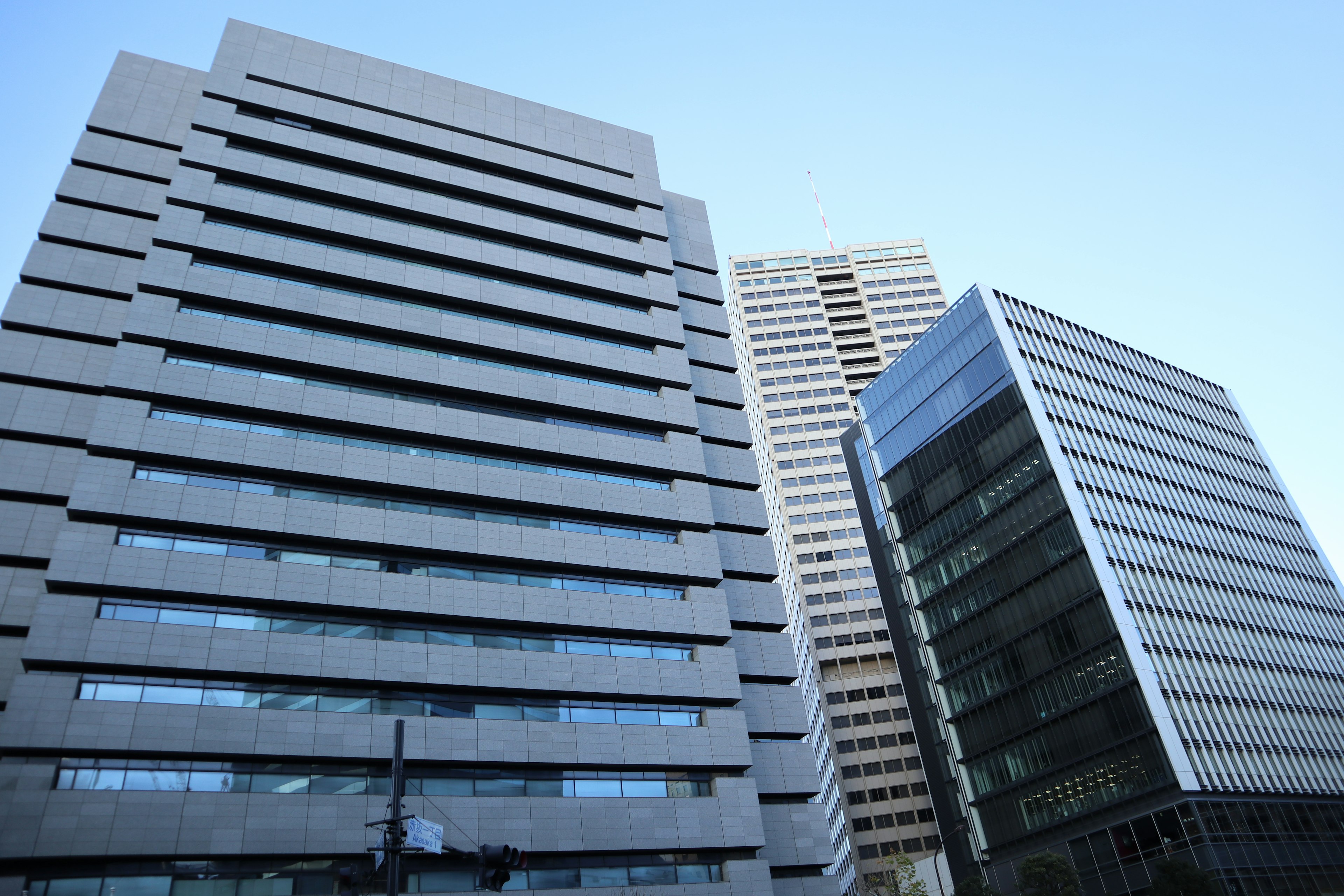 Gedung pencakar langit modern dengan langit biru jernih