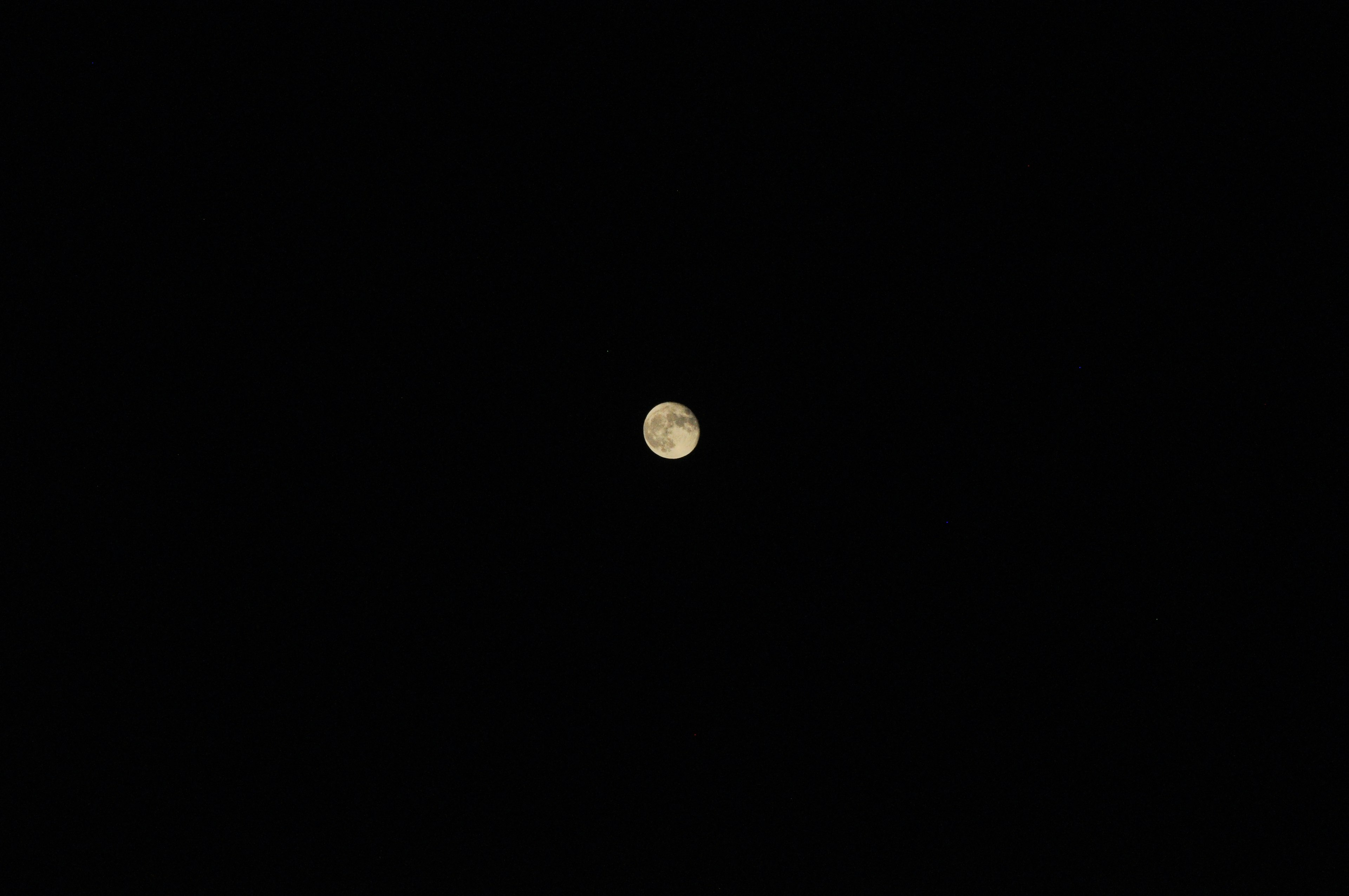 Luna luminosa nel cielo notturno