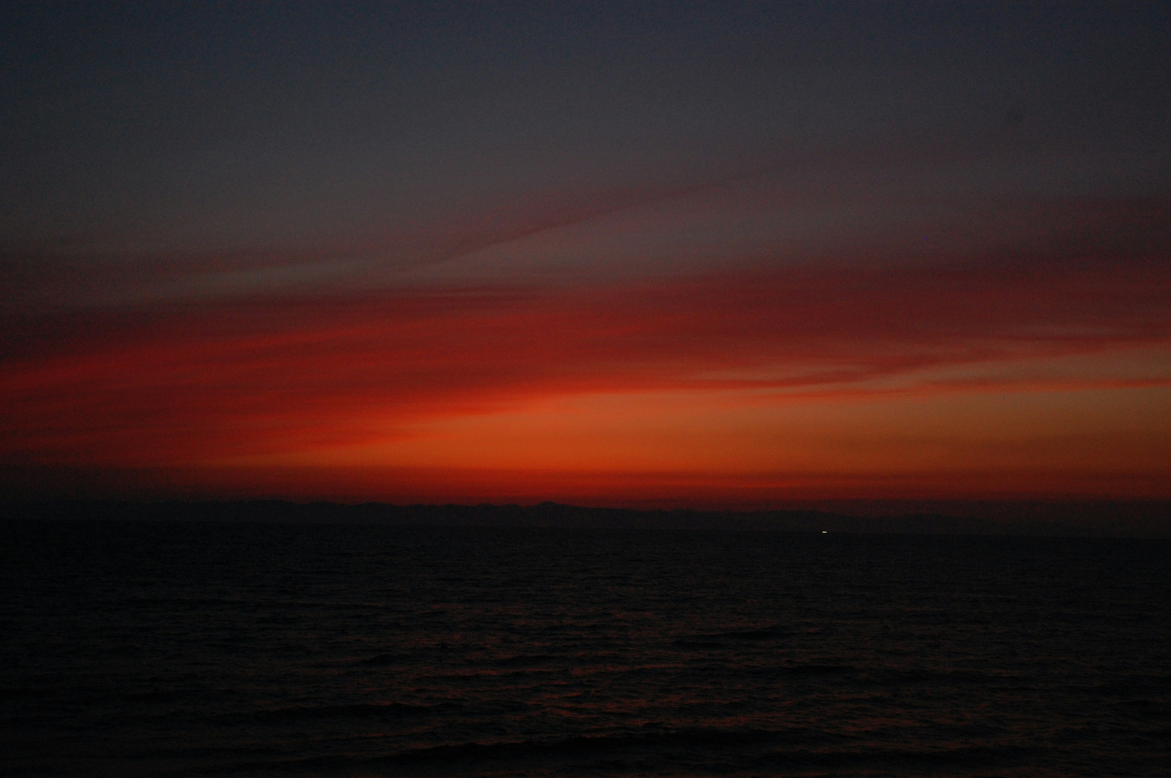 Stupendo tramonto sopra l'oceano con colori vivaci