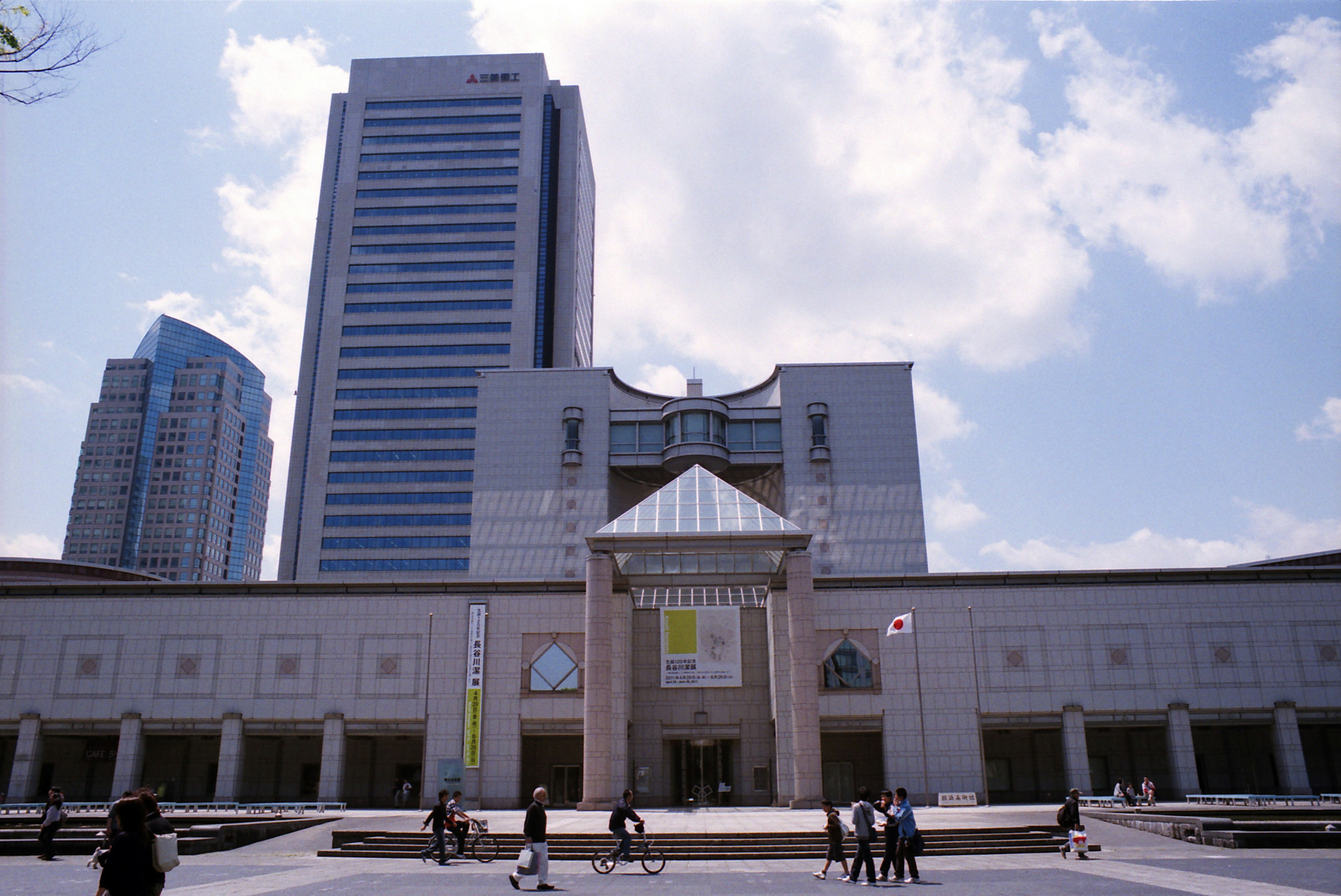 現代的な建物と人々が集まる広場がある都市の風景