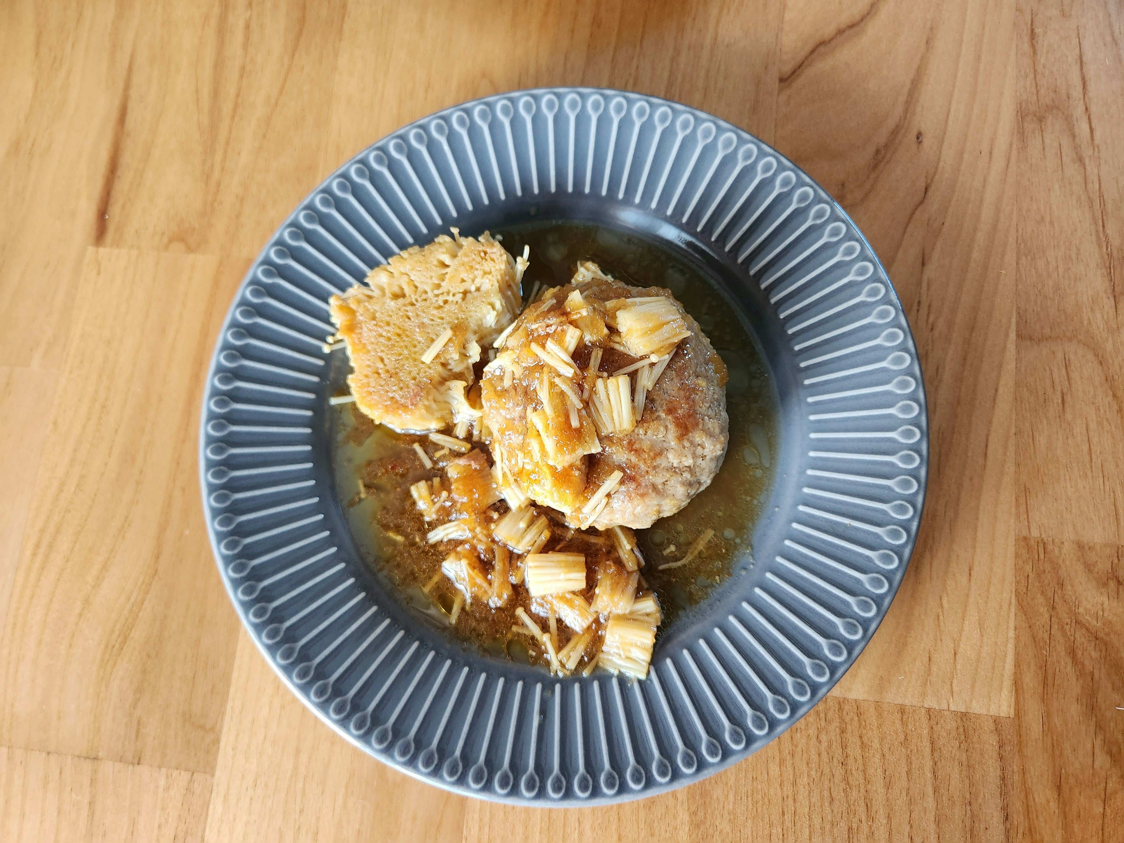 Plat de poulet et légumes servi dans une assiette bleue