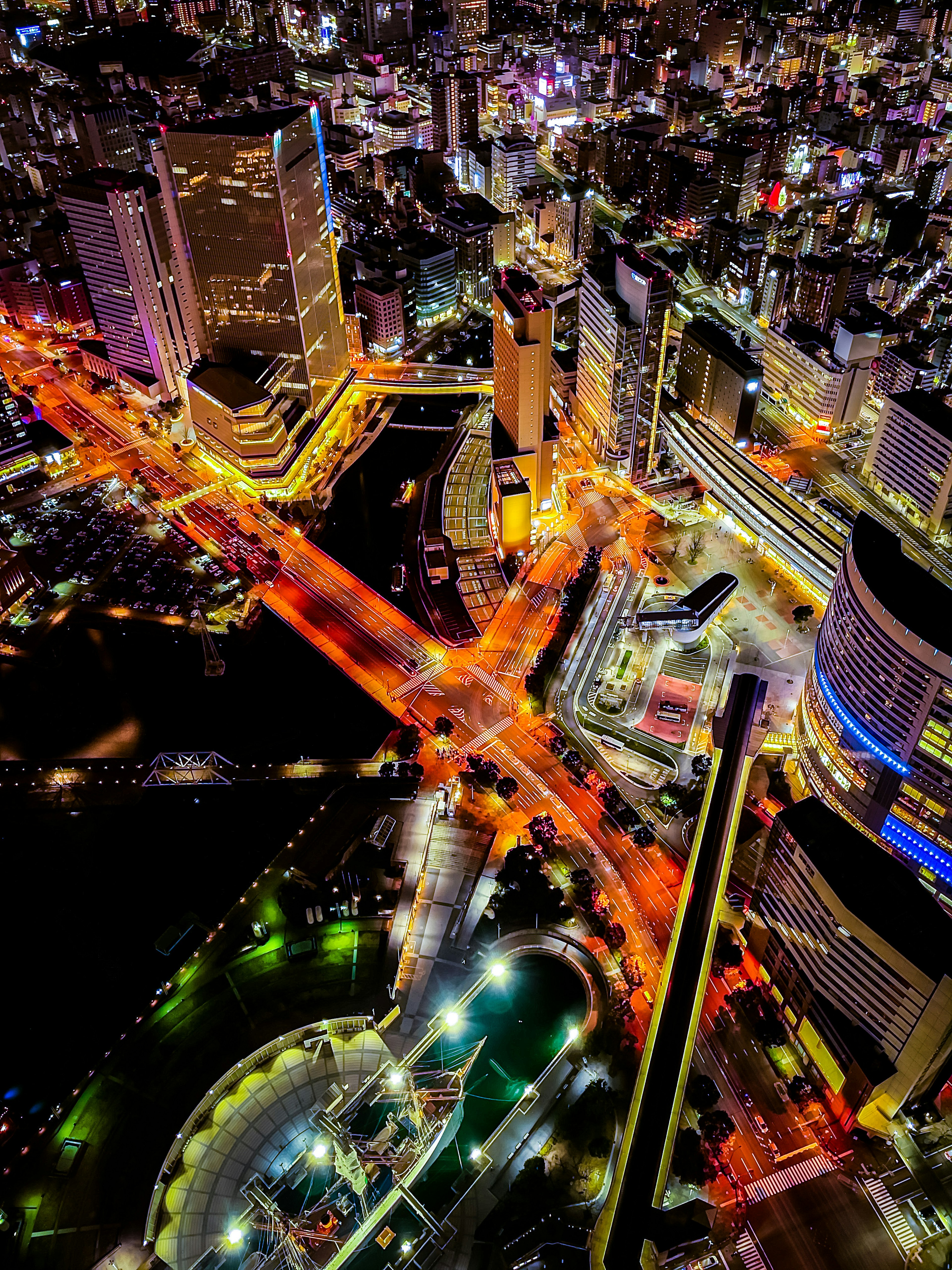 Paisaje urbano nocturno con rascacielos e intersecciones iluminadas por luces de neón