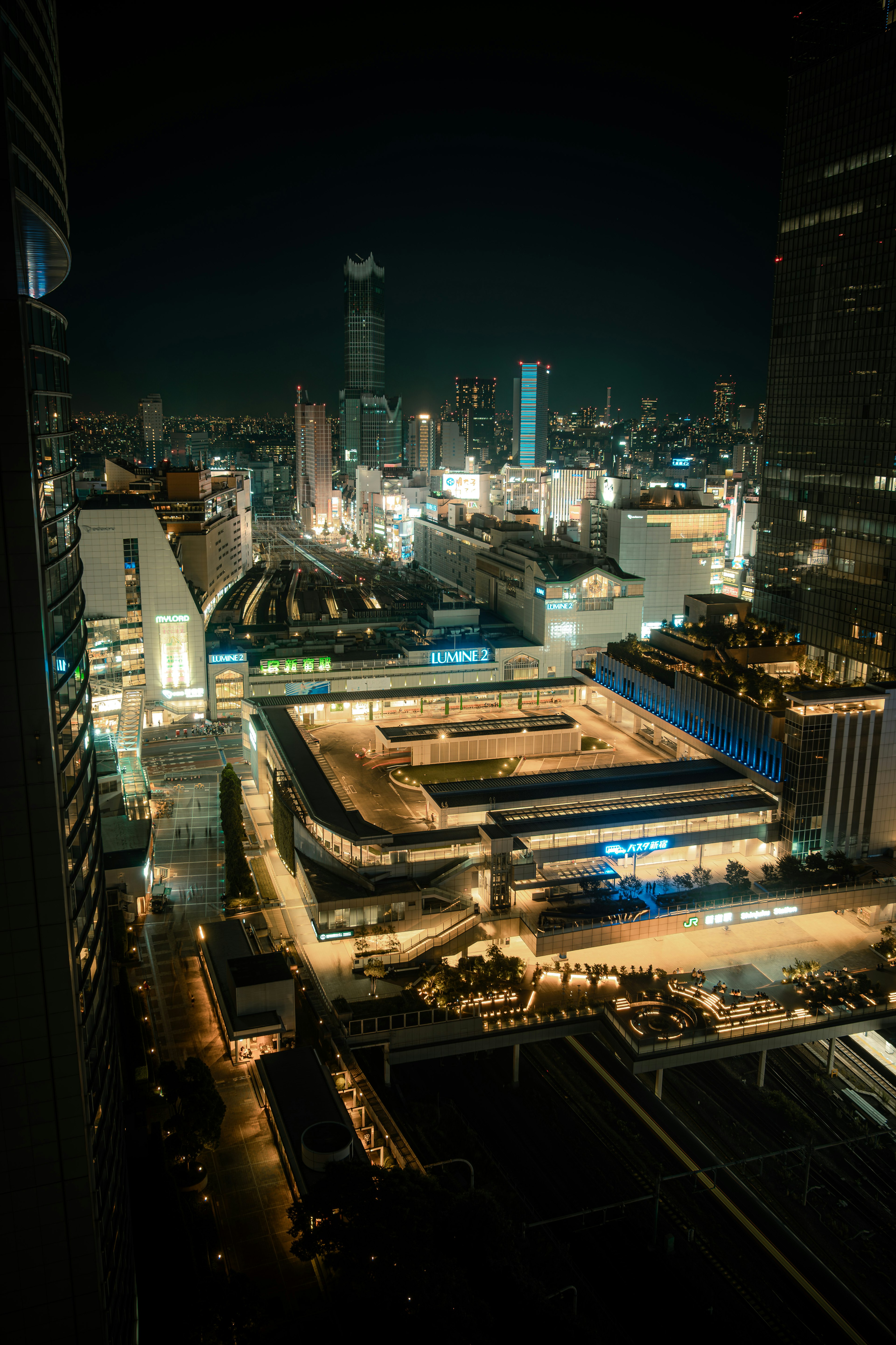 夜景の都市風景 高層ビルと明るい街灯が特徴