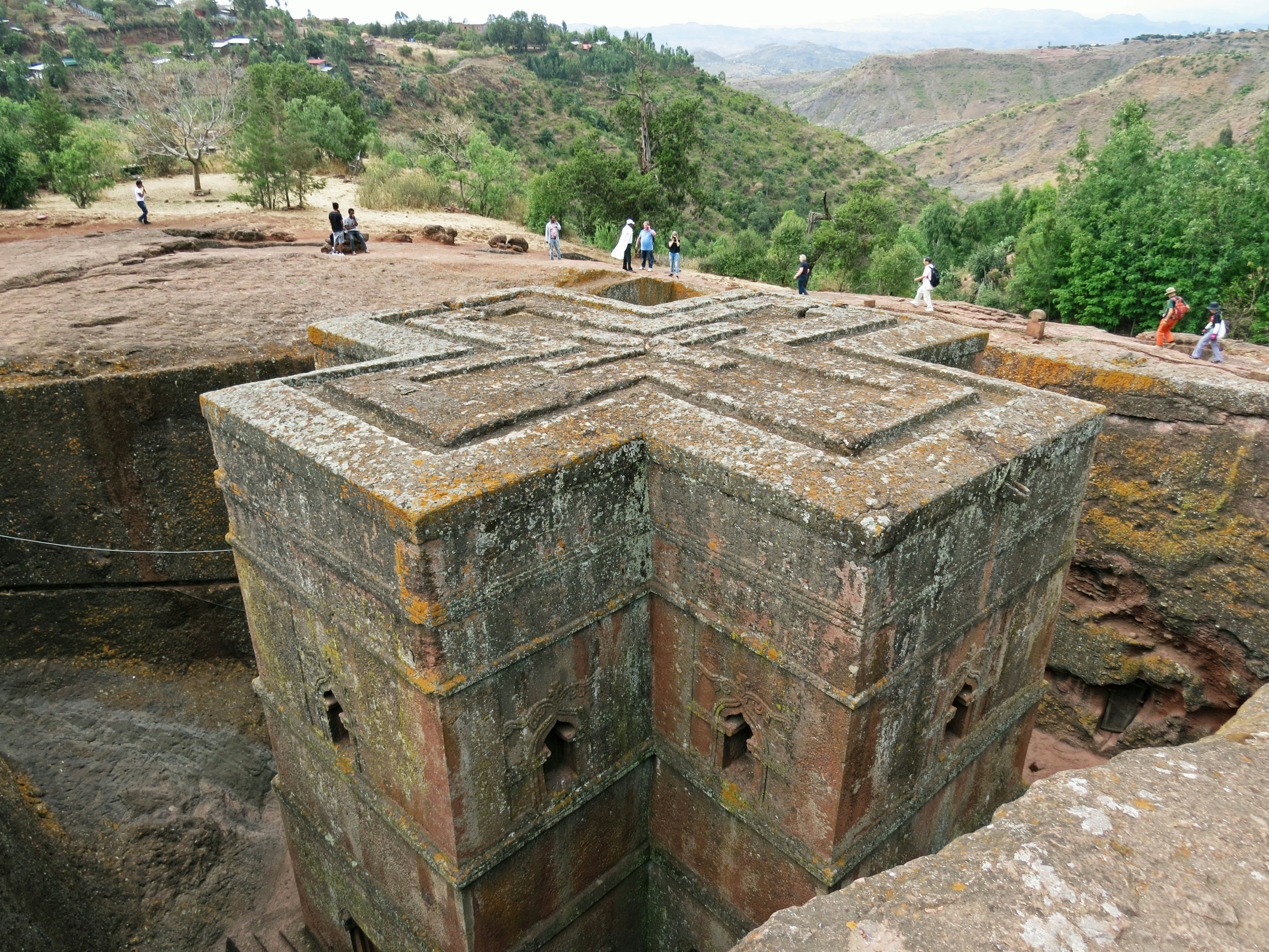 Gereja yang dipahat dari batu di Lalibela Ethiopia dengan atap berbentuk salib