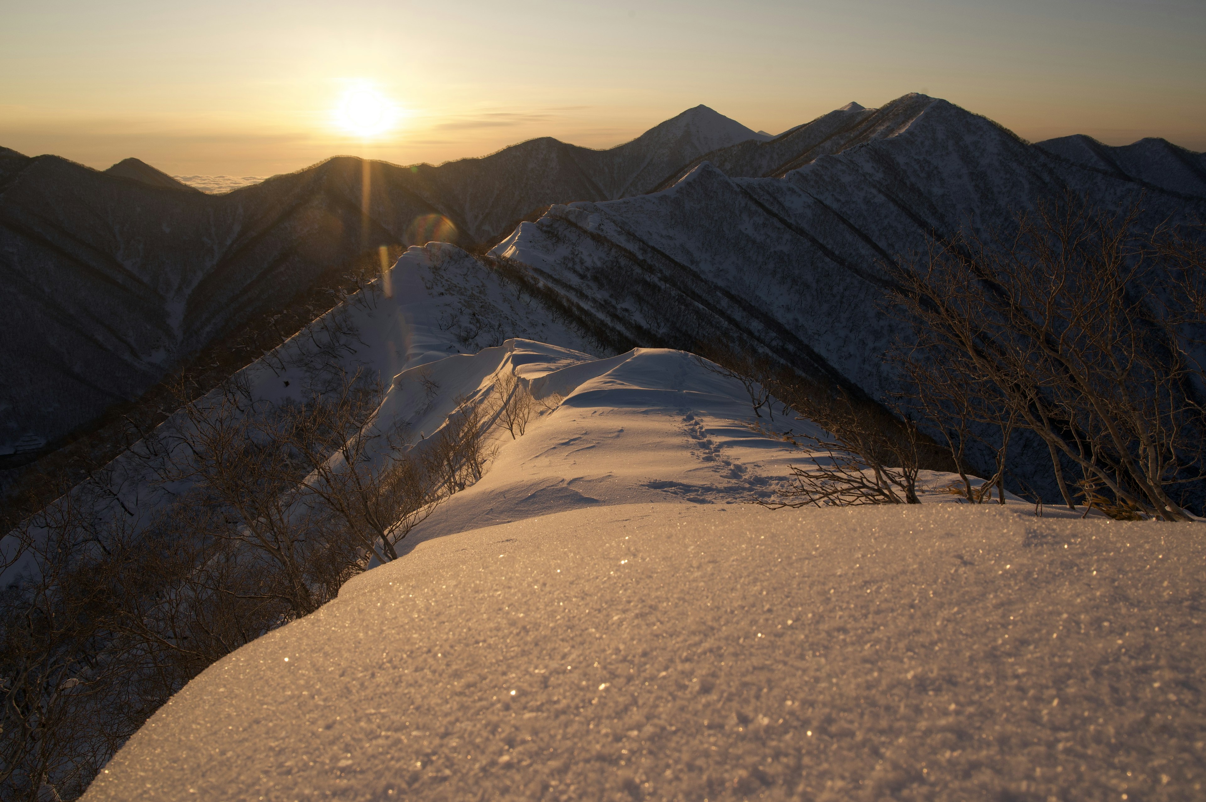 Montagne innevate con un bellissimo tramonto