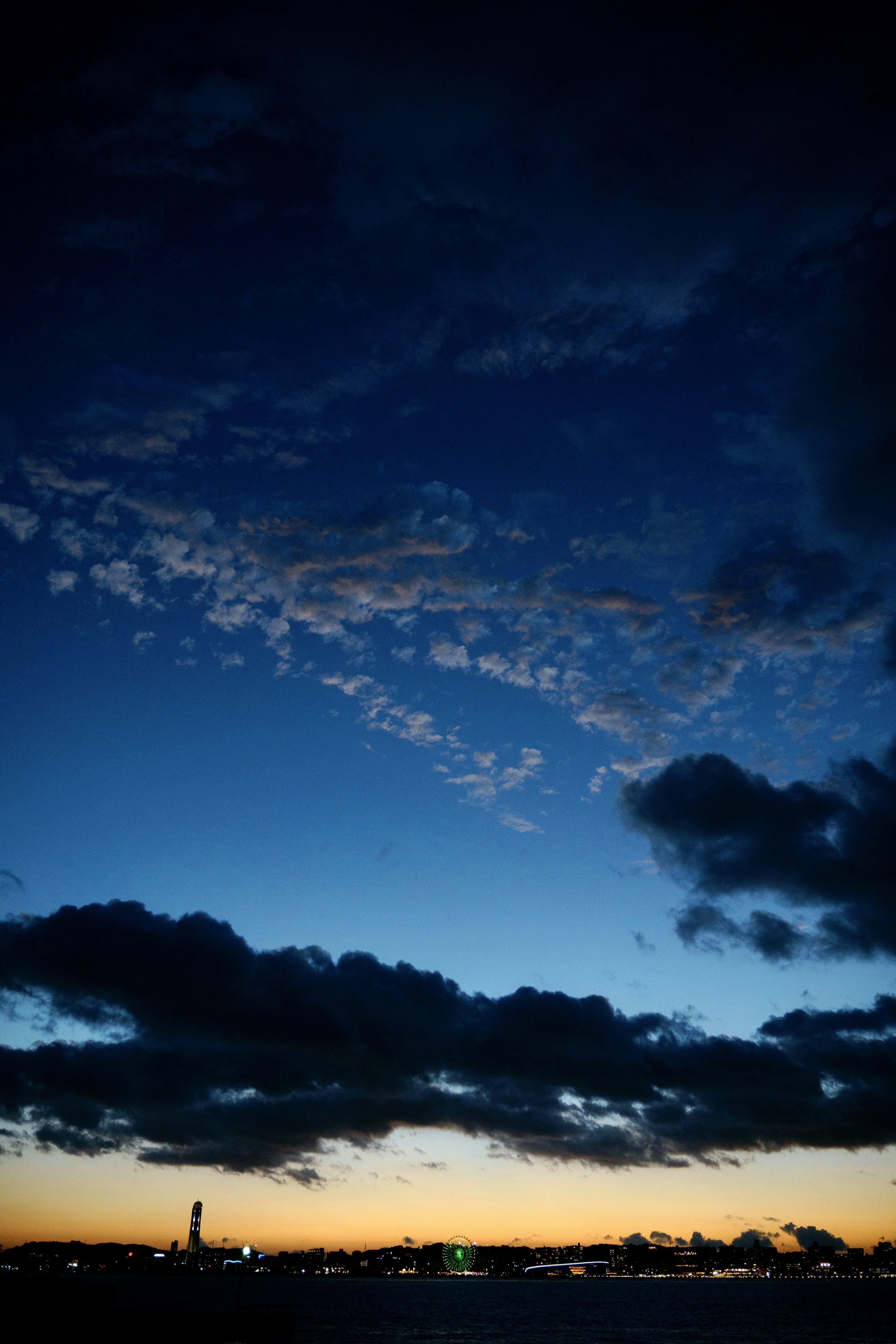 夕焼けの空と雲が広がる美しい風景