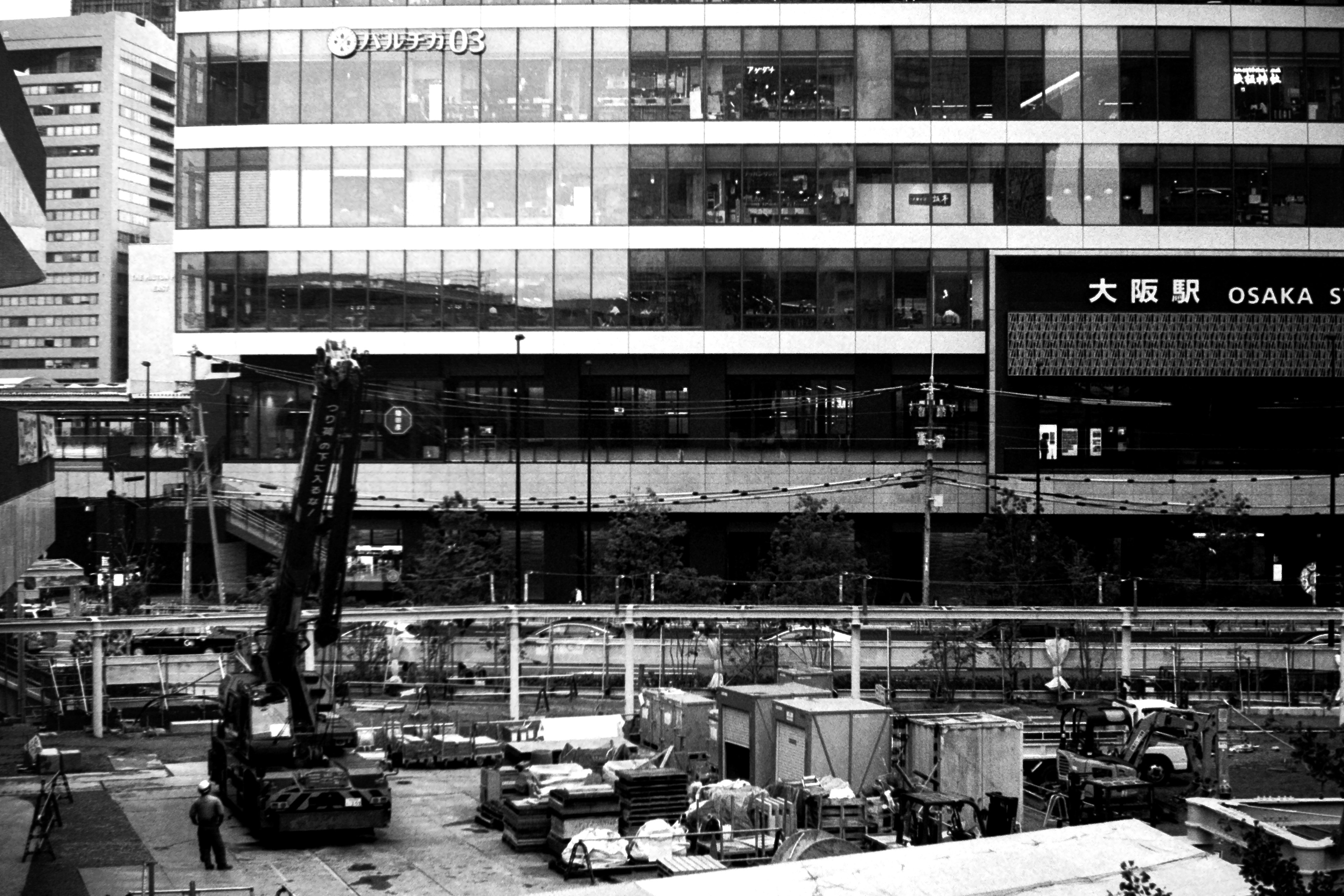 Sitio de construcción en Osaka con edificios modernos