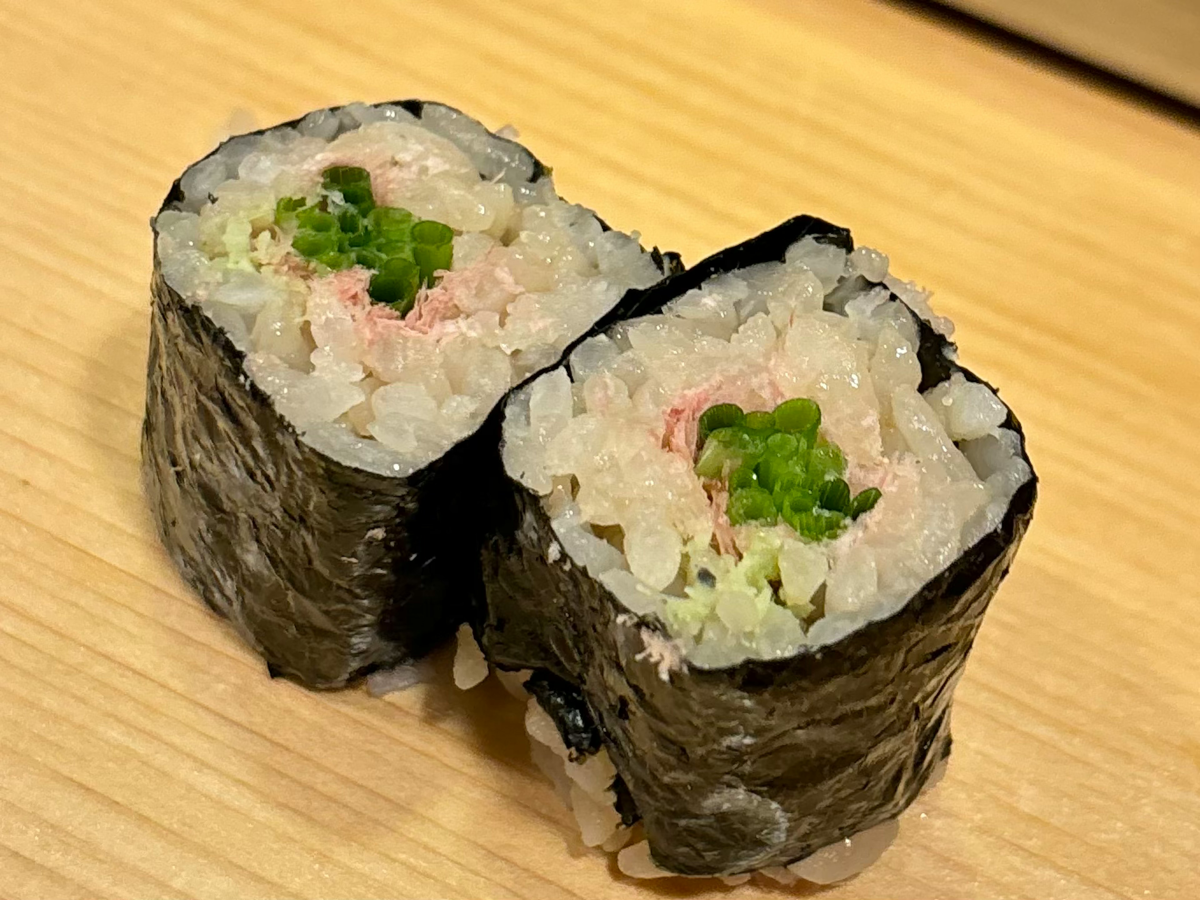 맛있어 보이는 스시 롤이 두 개 나란히 놓여 있다