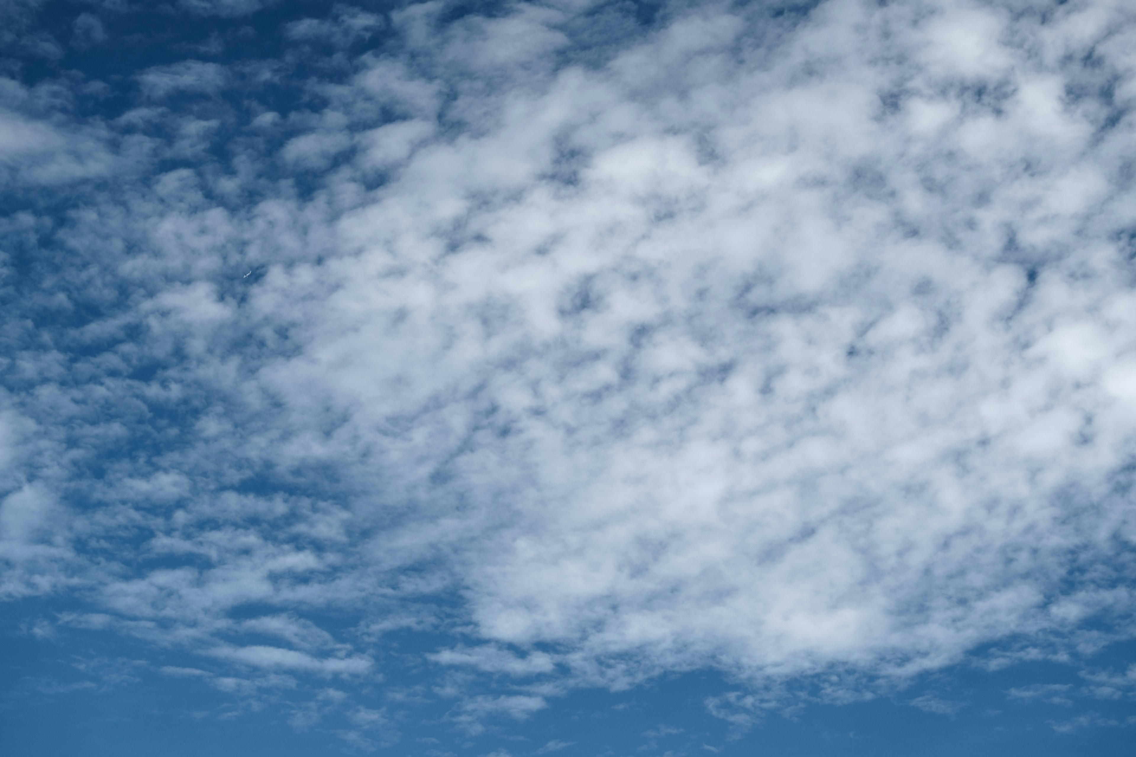 Muster von weißen Wolken in einem blauen Himmel