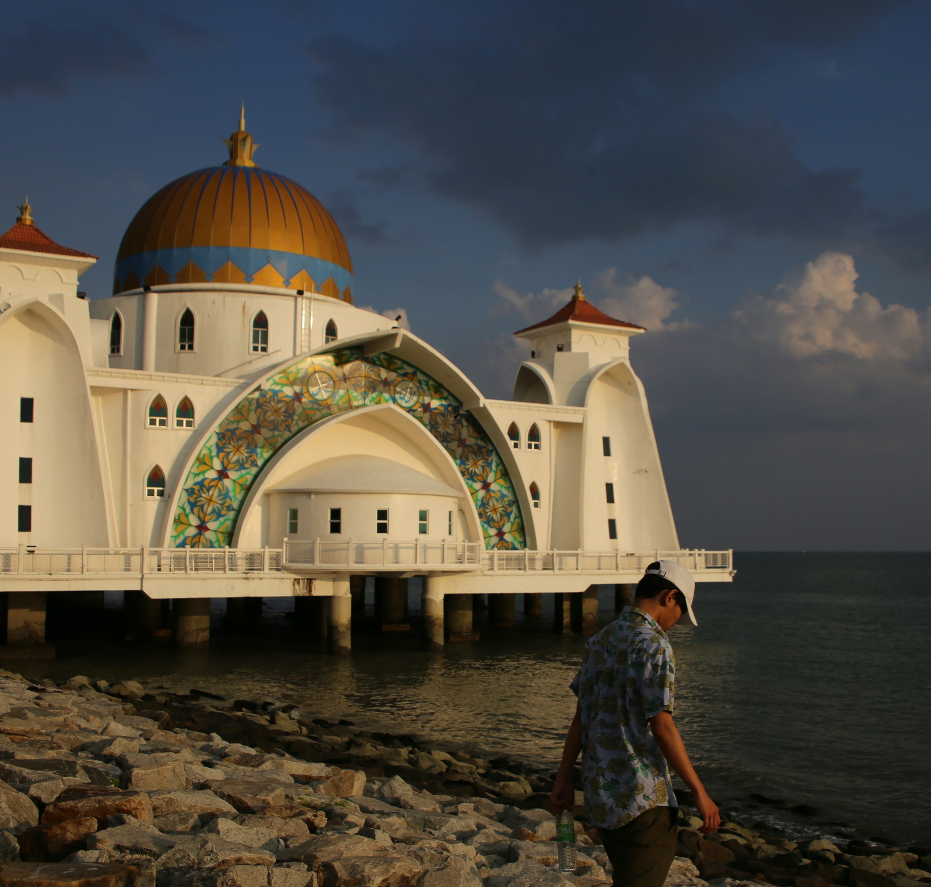 Wunderschöne Moschee am Meer mit goldener Kuppel und buntem Mosaik