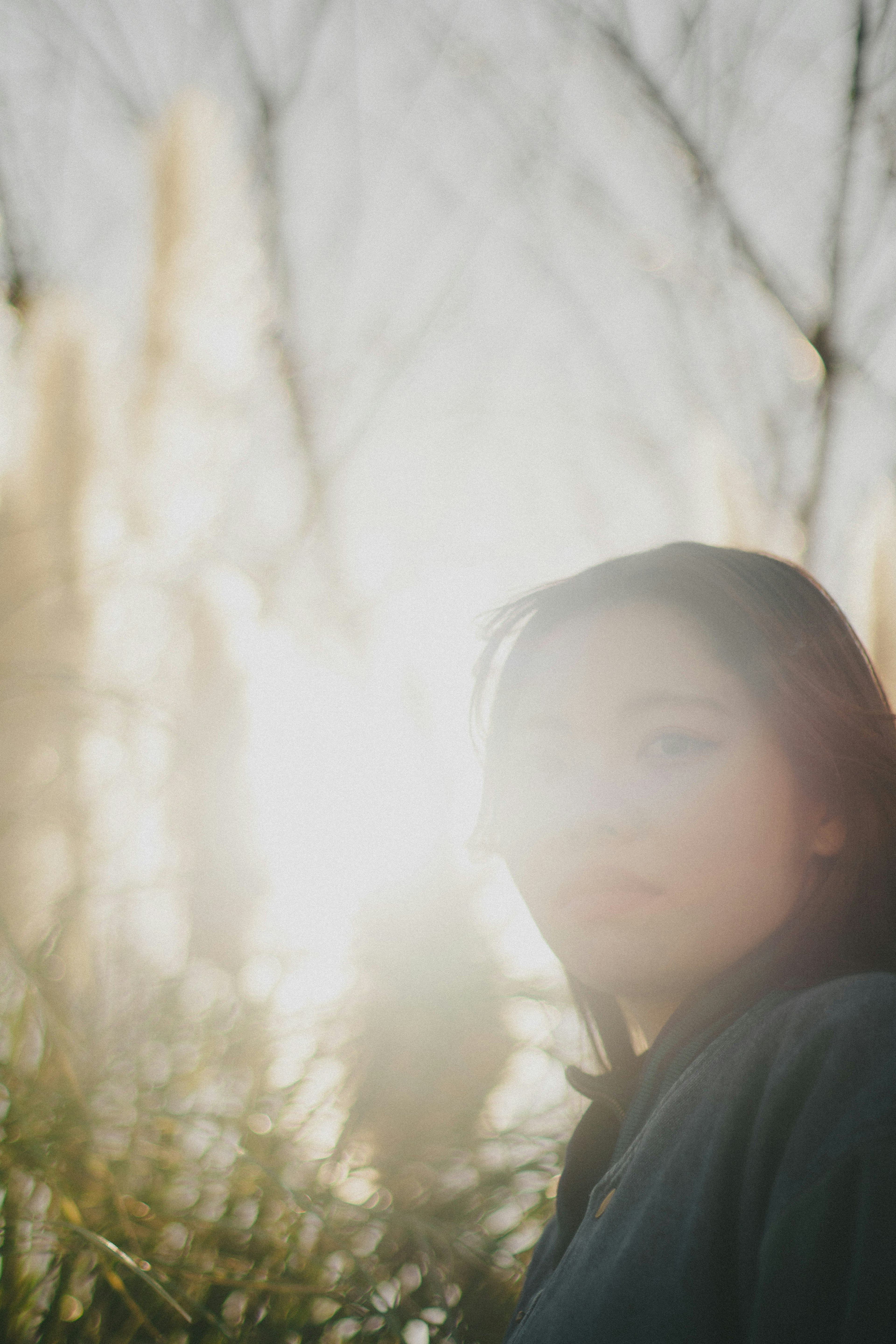 Silhouette d'une femme dans une lumière douce avec de l'herbe en arrière-plan