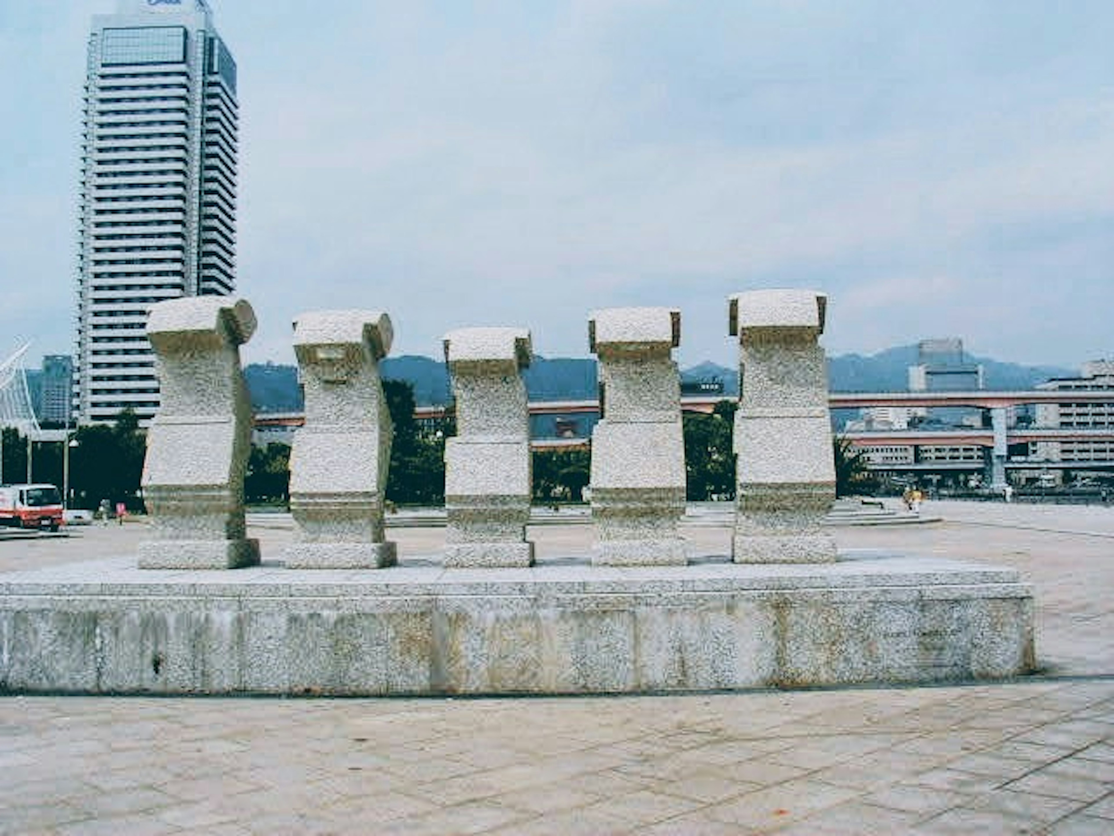 Una vista de cinco esculturas de piedra dispuestas en una plaza en el centro de la ciudad